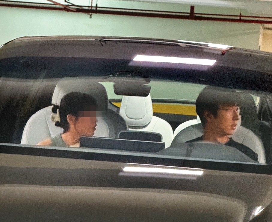 去年胡瓜買特斯拉送自己當生日禮物，不過最後車子都是兒子胡釋安（右）與女友（右）在用。