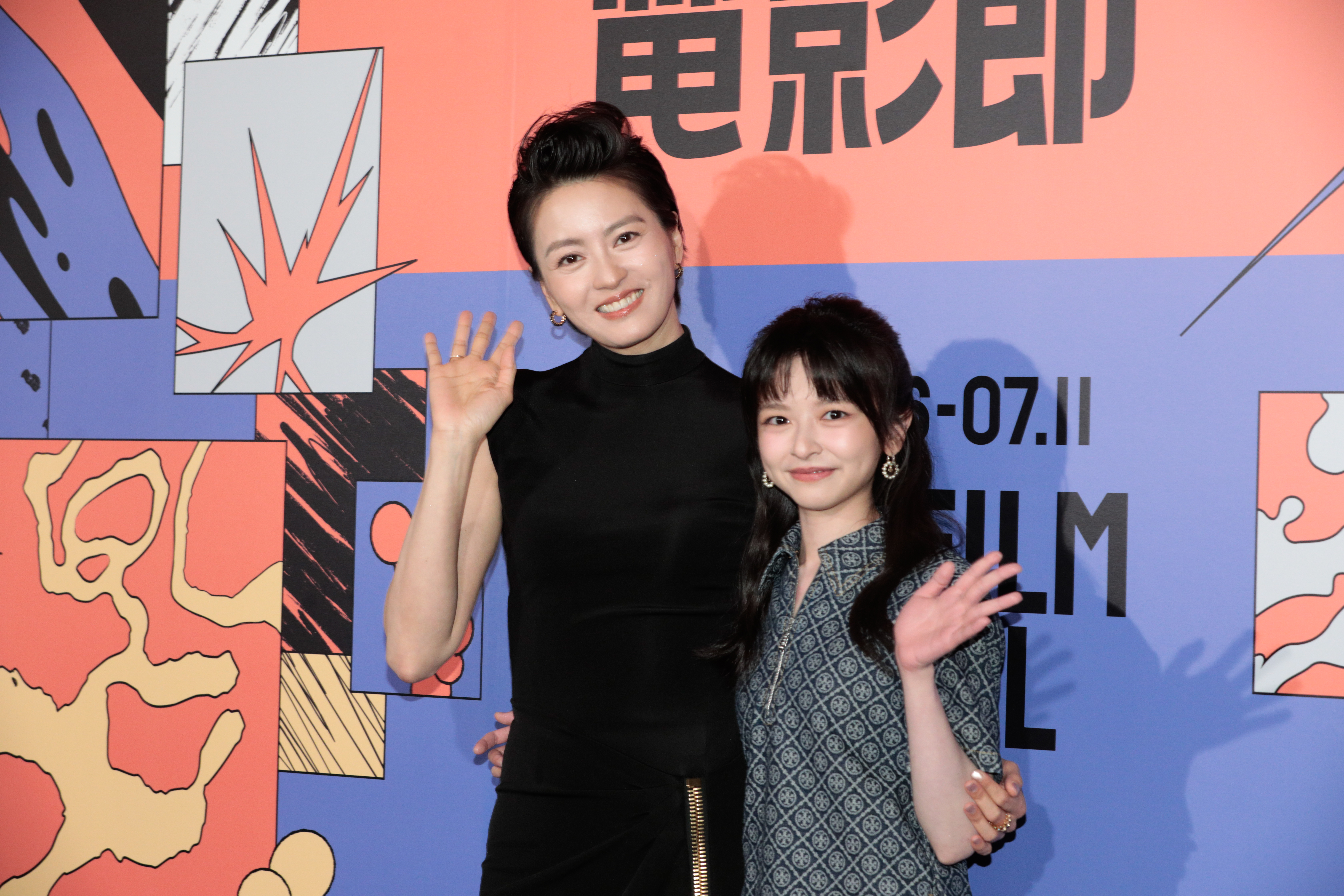梁詠琪（左）首度演出台劇《聰明鎮》，與陳姸霏（右）扮演母女，拍片時相處如一家人，沒有距離。她笑說唯一的距離就是「高度」！真的是一槍斃命、打中陳姸霏的要害。