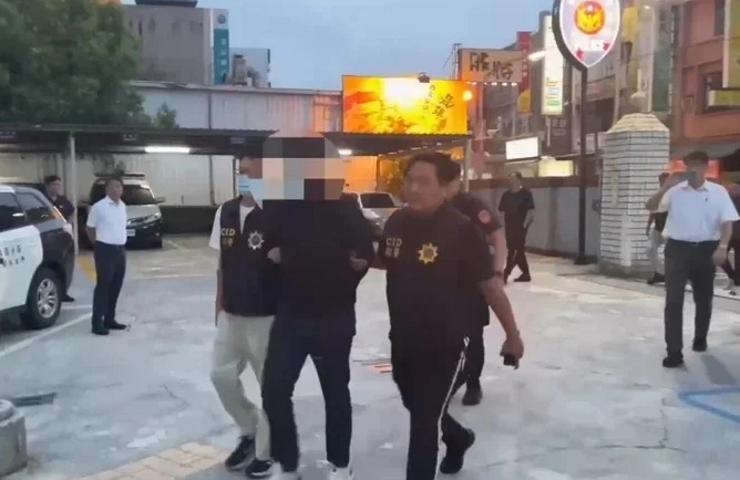 吳姓男子為了報復前妻，前往大寮前妻住處丟擲煙火炮，卻因爆裂物滾到鄰近民宅，波及無辜住戶，警方今日傍晚在苓雅區逮捕嫌犯。（翻攝畫面）