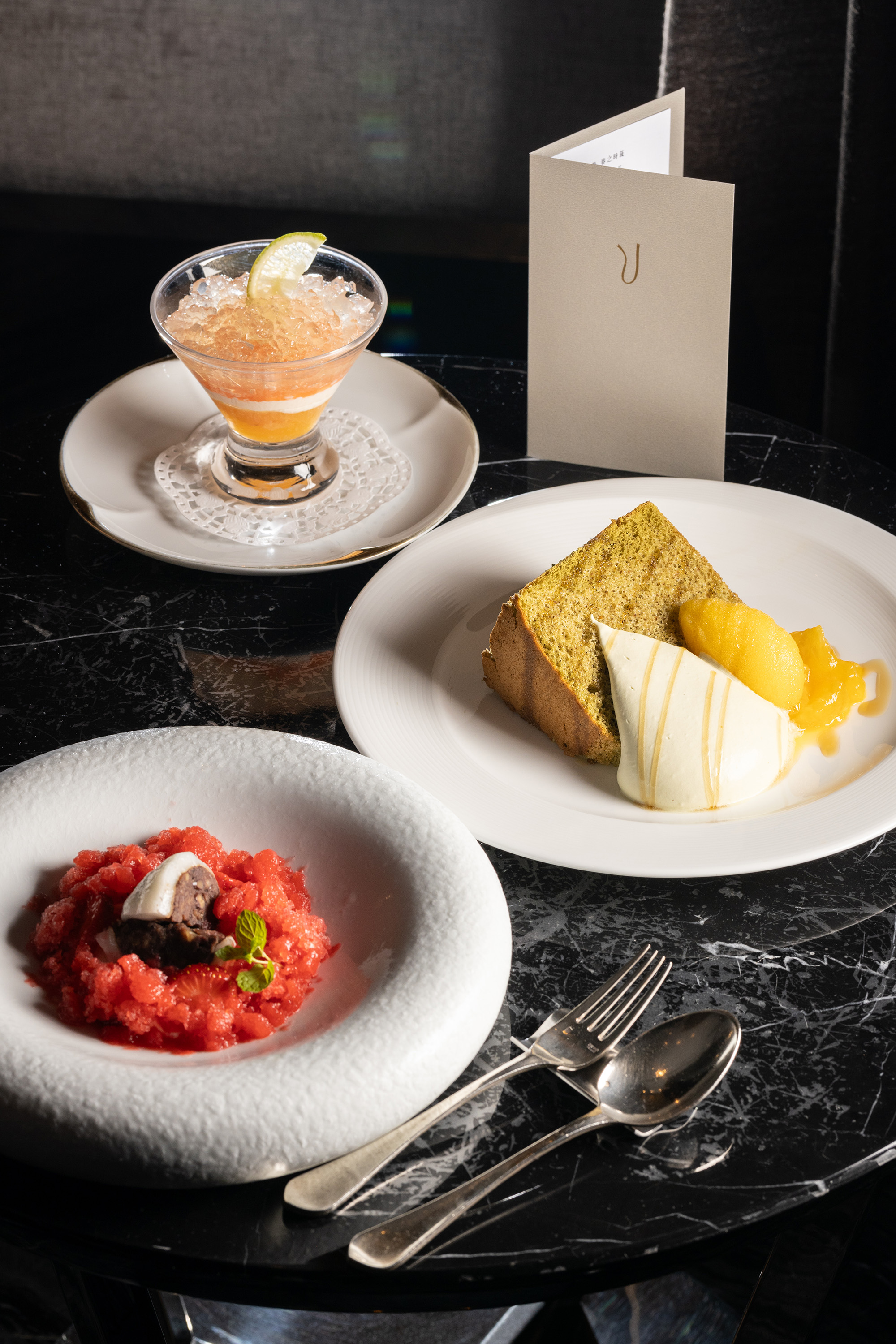 由甜點師傅精心製作「台灣紅葡萄柚安茹」（上）、「阿里山茉莉烏龍戚風蛋糕」（中）、「草莓冰沙核桃紅豆大福」（下）等，能品嘗到許多台灣在地風土滋味。