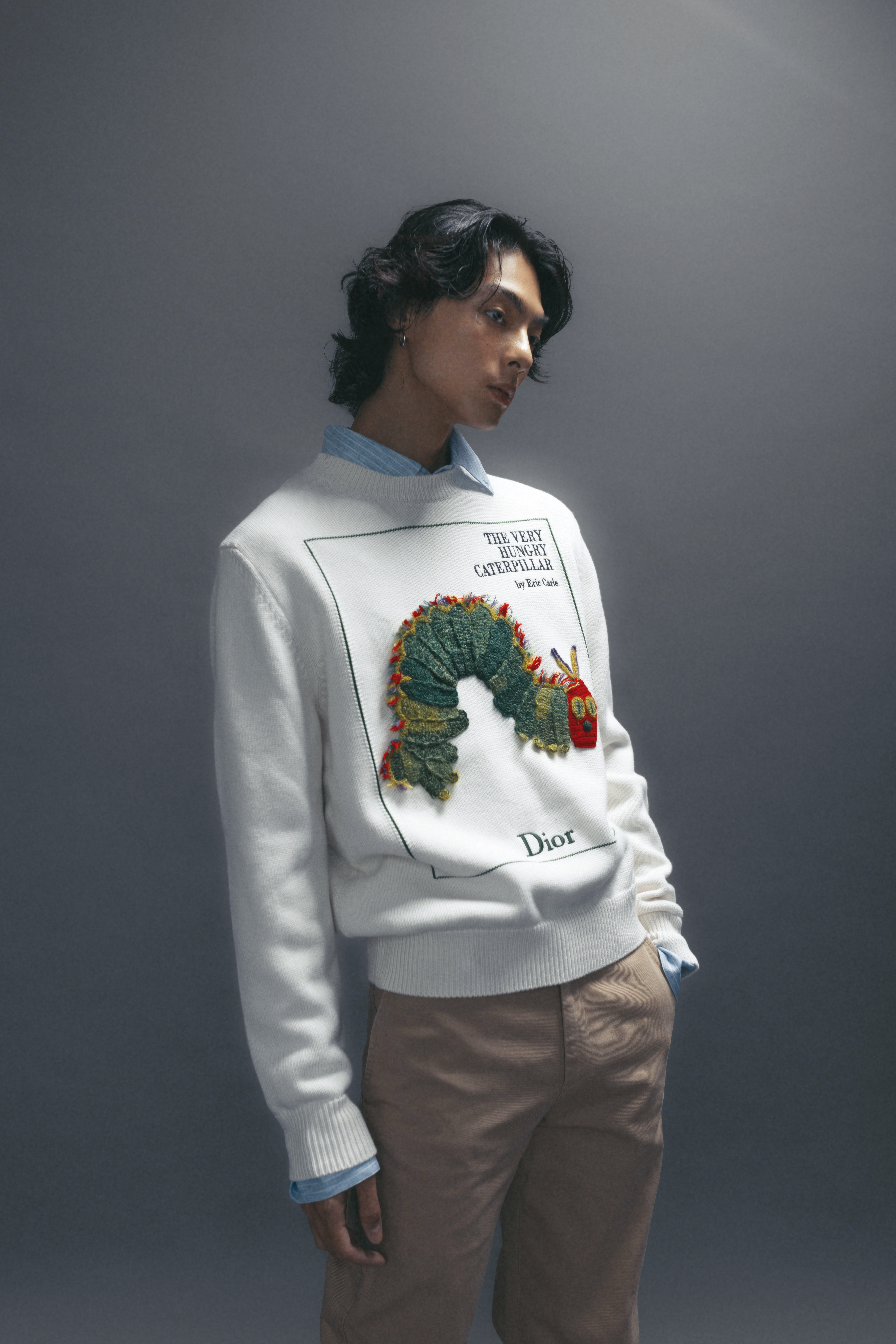 毛毛蟲針織衫 NT$96,000、條紋襯衫 NT$32,000、卡其長褲 NT$39,000 all by Dior