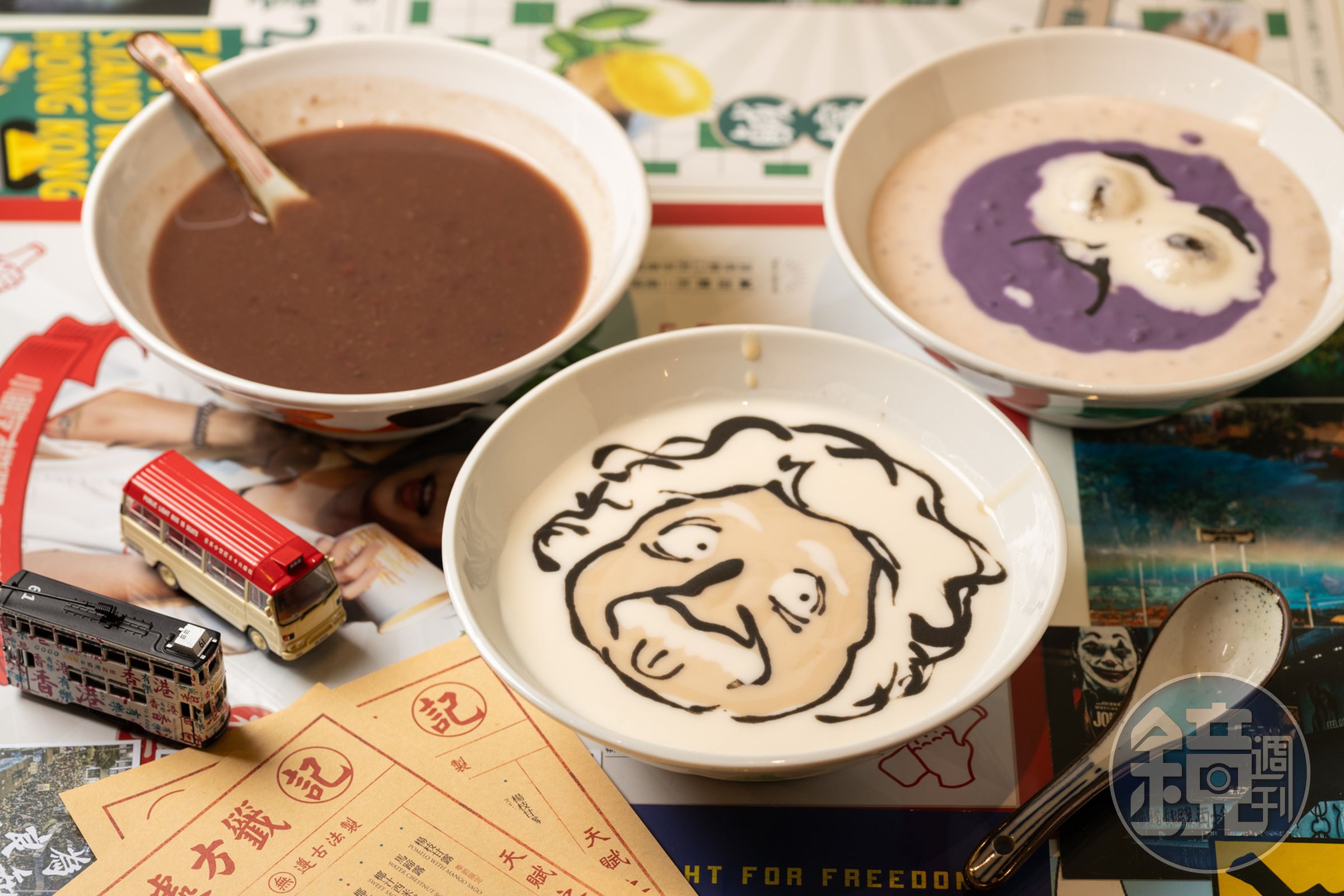 愛因斯坦也成「九記食糖水」老闆畫作主角。（前，杏仁核桃糊100元／份；左後，陳皮紅豆沙80元／份；右後，紫薯椰汁西米露150元／份）
