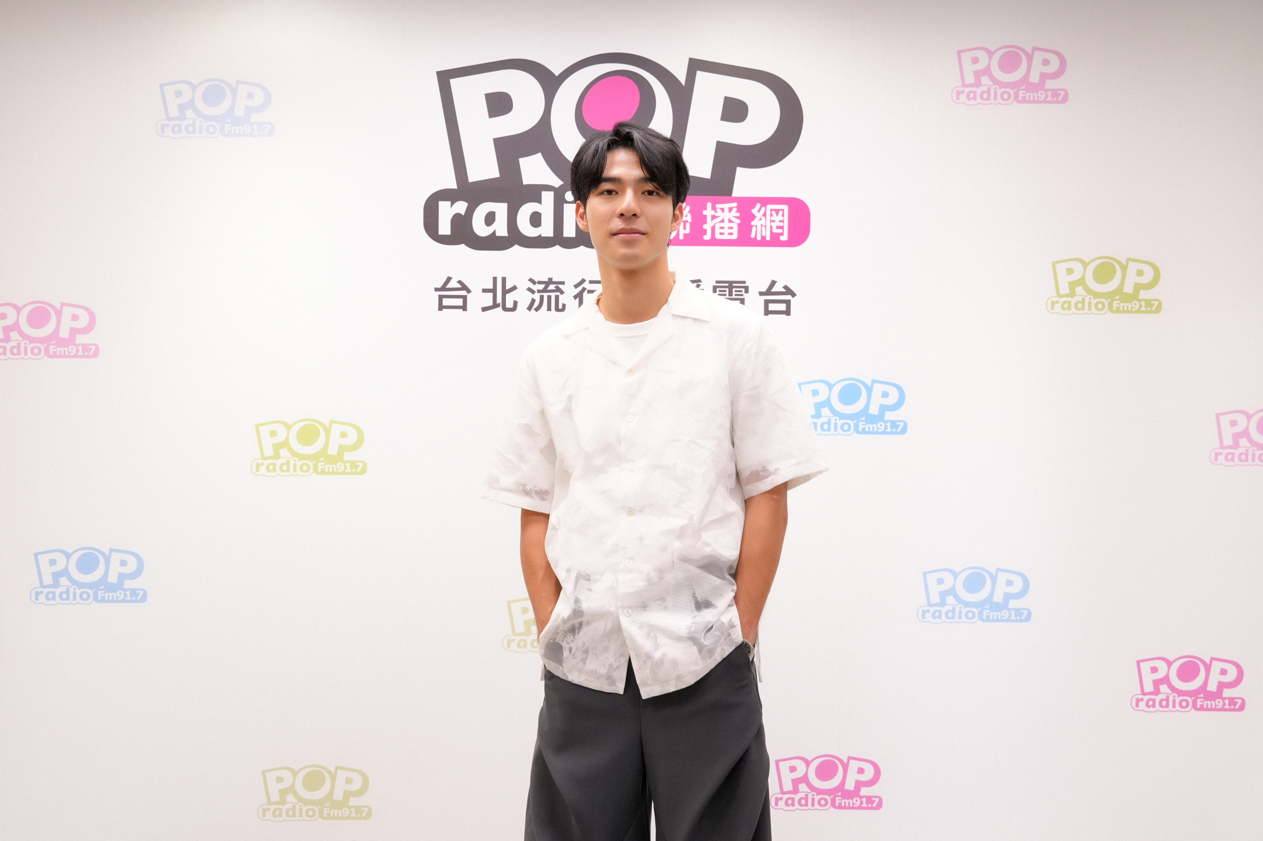 陳昊森日前上POP Radio《音樂咬耳朵》，分享籌備3年的首張個人專輯《Almost Human》。（POP Radio提供）