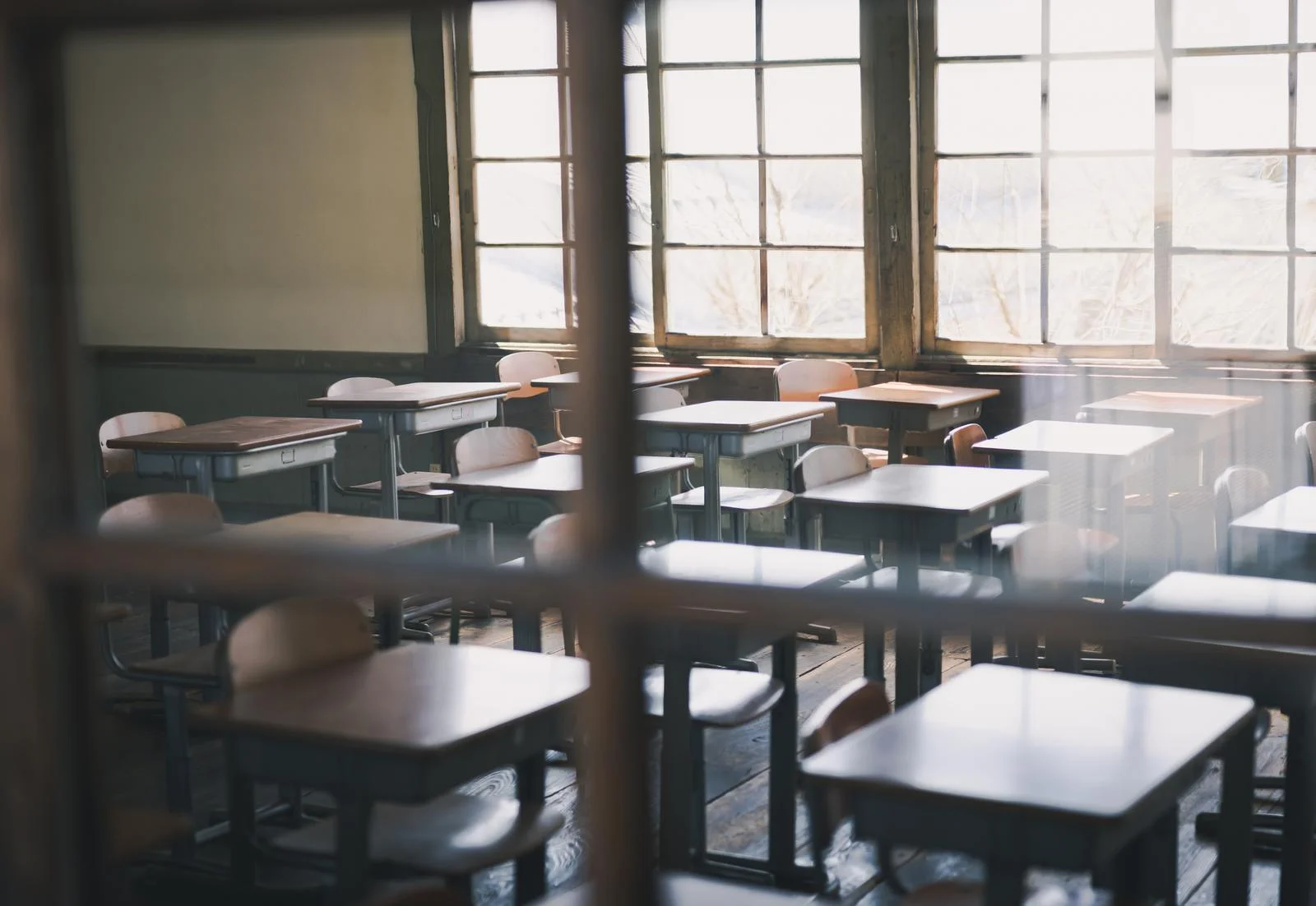 桃園某國中驚傳國二女生於教室內吸毒，並出現失序行為。（示意圖，非當事學校/pakutaso）