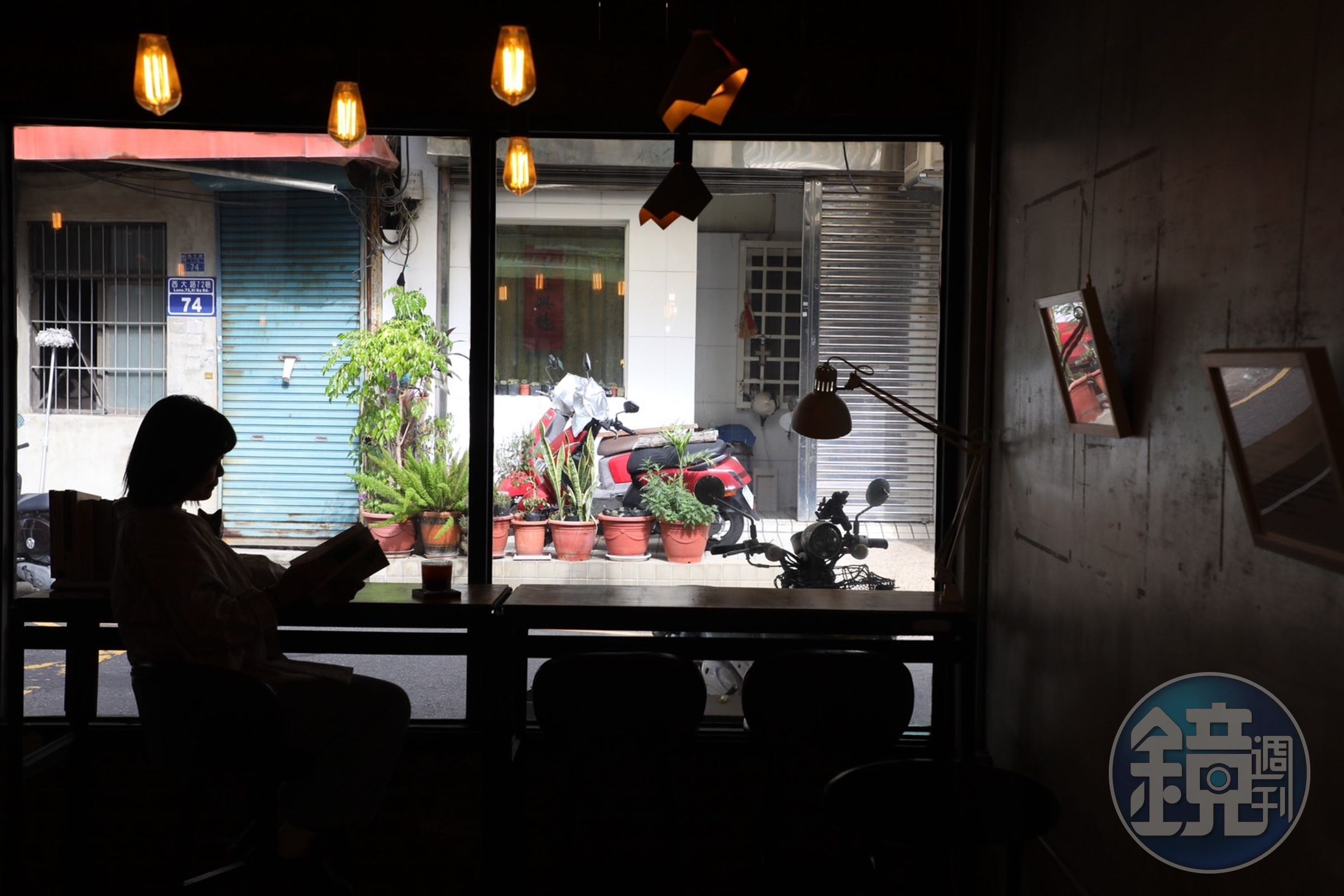 「陳宅CAFÉ」門口座位區面對街道,不時能看到鄰里在街道悠然穿過。