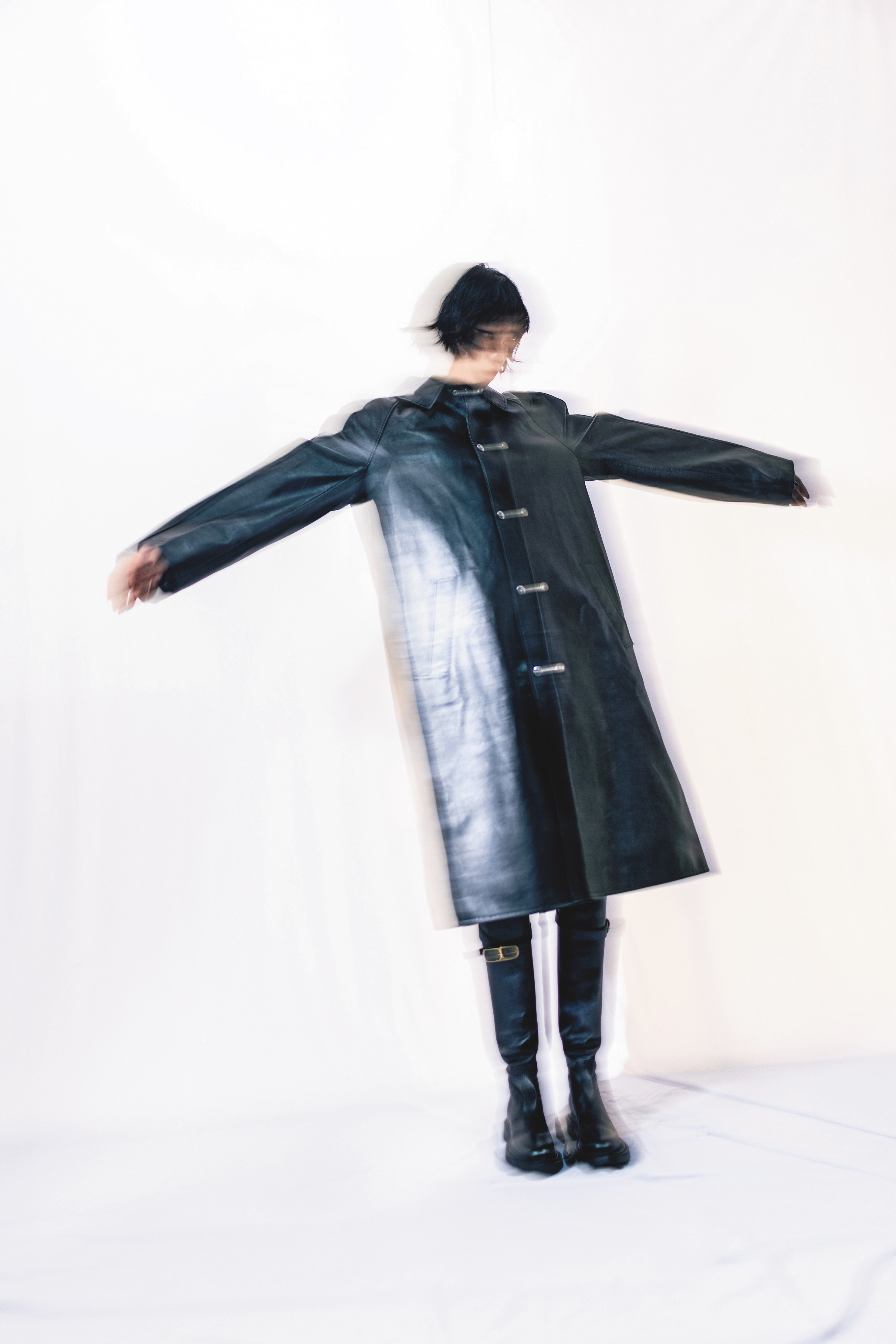 黑色皮革大衣 NT$265,000 / UNIVERSITE黑色皮革長靴 NT$59,000 all by CELINE