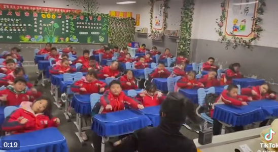 厲害了中國小學生！課桌椅舞蹈太魔性，網友驚呆「中邪嗎？」。（翻自X平台）