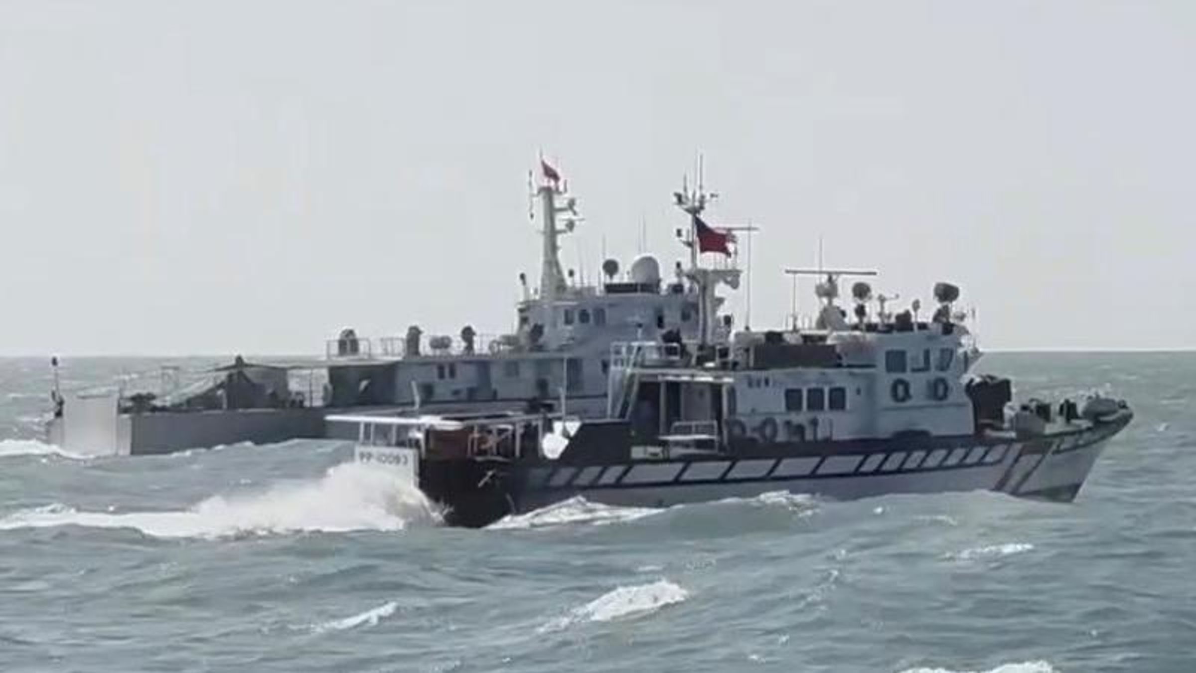 海巡署金馬澎分署今（9日）發現4艘中國海警船航入金門限制水域，立即調派巡防艇採取「1對1」併航方式應處。（海巡署提供）
