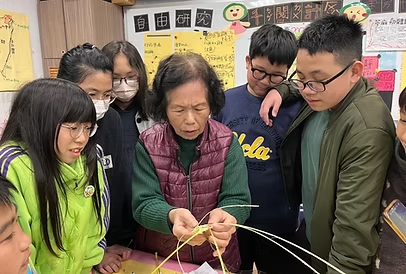跟著耆老學習古法,再加入新一代的料理思考模式。(灃食公益飲食文化教育基金會提供)
