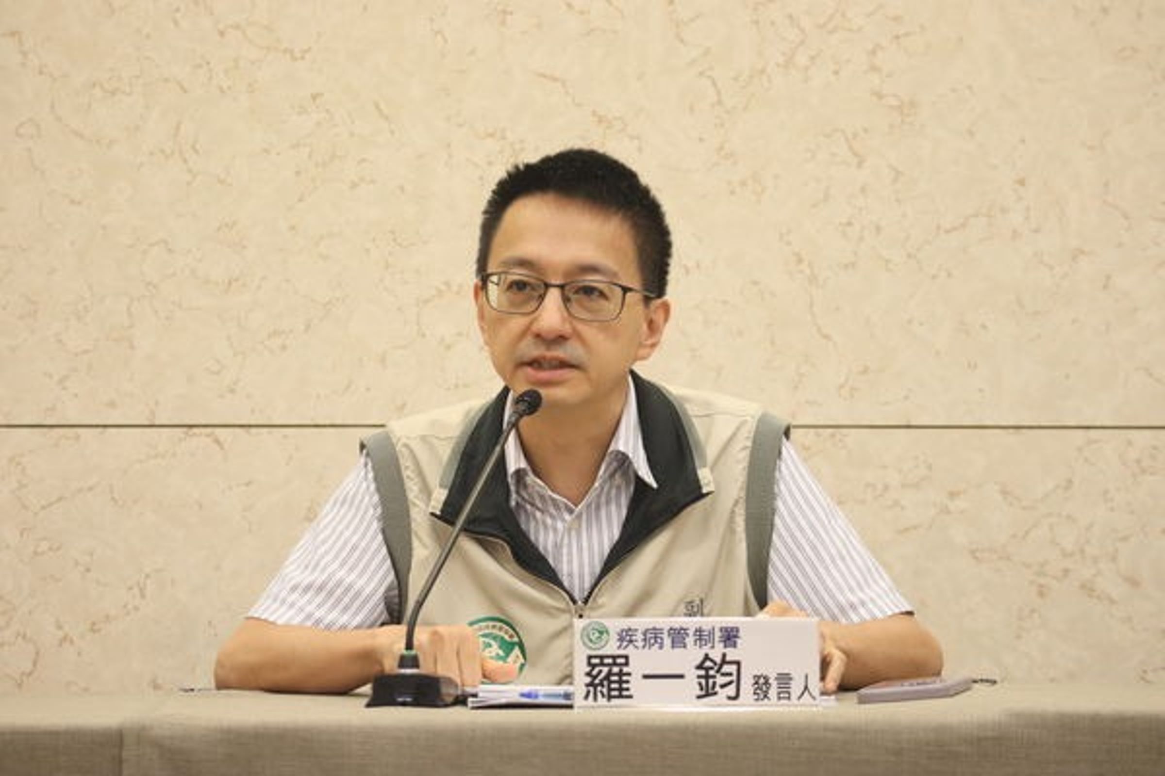 管署副署長羅一鈞表示,60多歲高雄男子月初出現發燒、呼吸困難、四肢無力等症狀,送醫診斷肺炎住院。(疾管署提供)