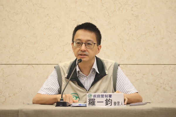 管署副署長羅一鈞表示，60多歲高雄男子月初出現發燒、呼吸困難、四肢無力等症狀，送醫診斷肺炎住院。（疾管署提供）