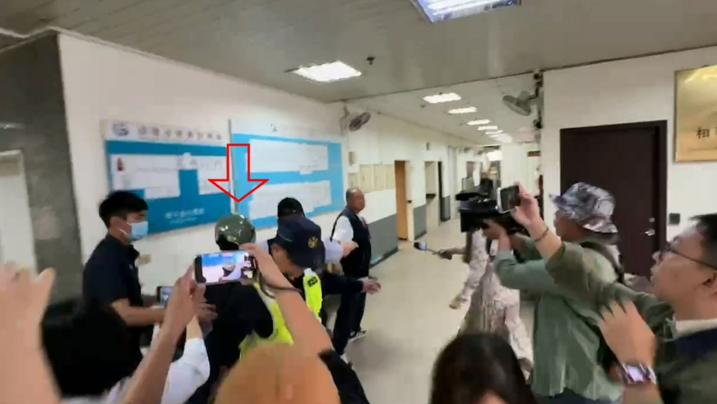 身亡男嬰的生母涉嫌虐待,已被警方收押禁見。而今日現身殯儀館的男嬰生父也被列為被告。(翻攝畫面)