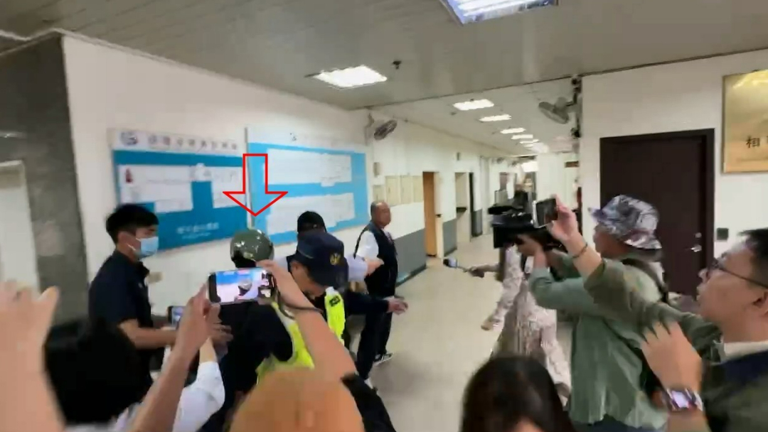 身亡男嬰的生母涉嫌虐待，已被警方收押禁見。而今日現身殯儀館的男嬰生父也被列為被告。（翻攝畫面）