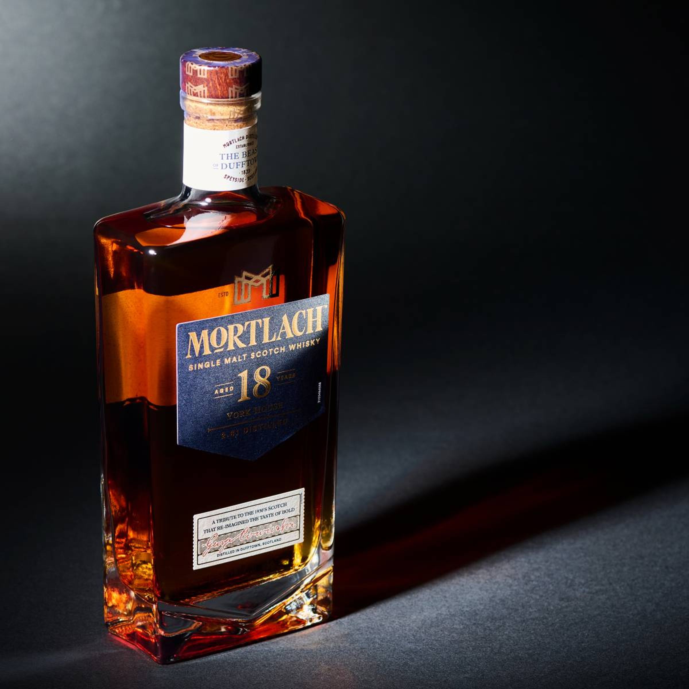MORTLACH 18年 類別：單一麥芽威士忌 產區：蘇格蘭斯佩賽區 特色：1933年，美國解除禁酒令，慕赫成為首支橫渡北大西洋並一舉征服上流仕紳的蘇格蘭威士忌，成為紐約鑑賞家心中的威士忌首選。如令這款慕赫18年重現York House榮景；以歐洲雪莉橡木桶與美國波本桶雙桶熟成，除具慕赫獨特Meaty風味，且層次鮮明豐富。 酒精：43.4% 建議售價：約NT$5,500