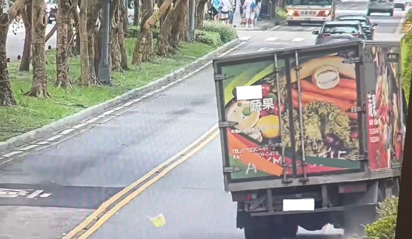 小貨車司機也因疲勞駕駛，自撞中央分隔島的行道樹。（翻攝畫面）