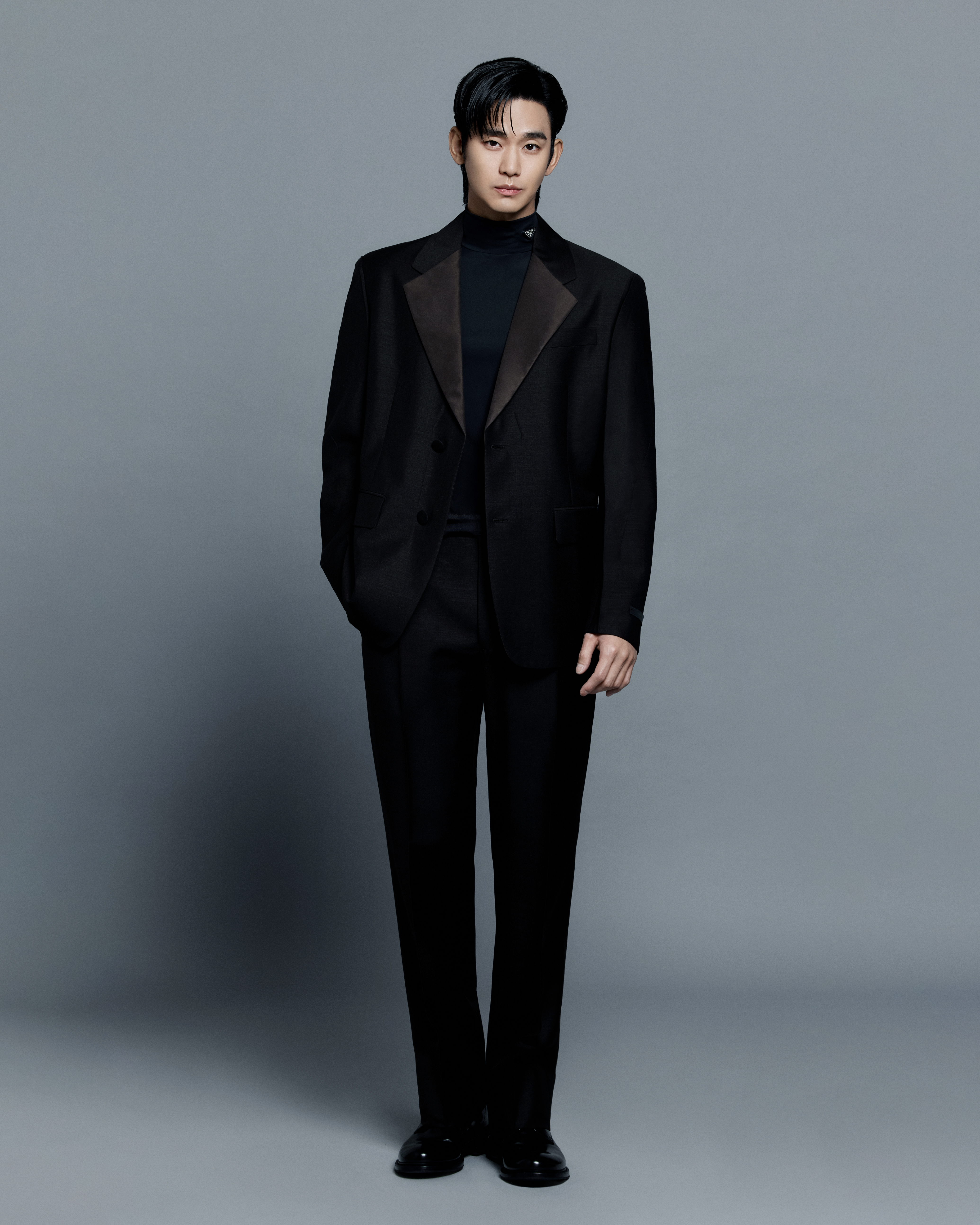 PRADA邀來金秀賢為品牌大使,和邊佑錫、aespa隊長Karina同為家族成員。(PRADA提供)