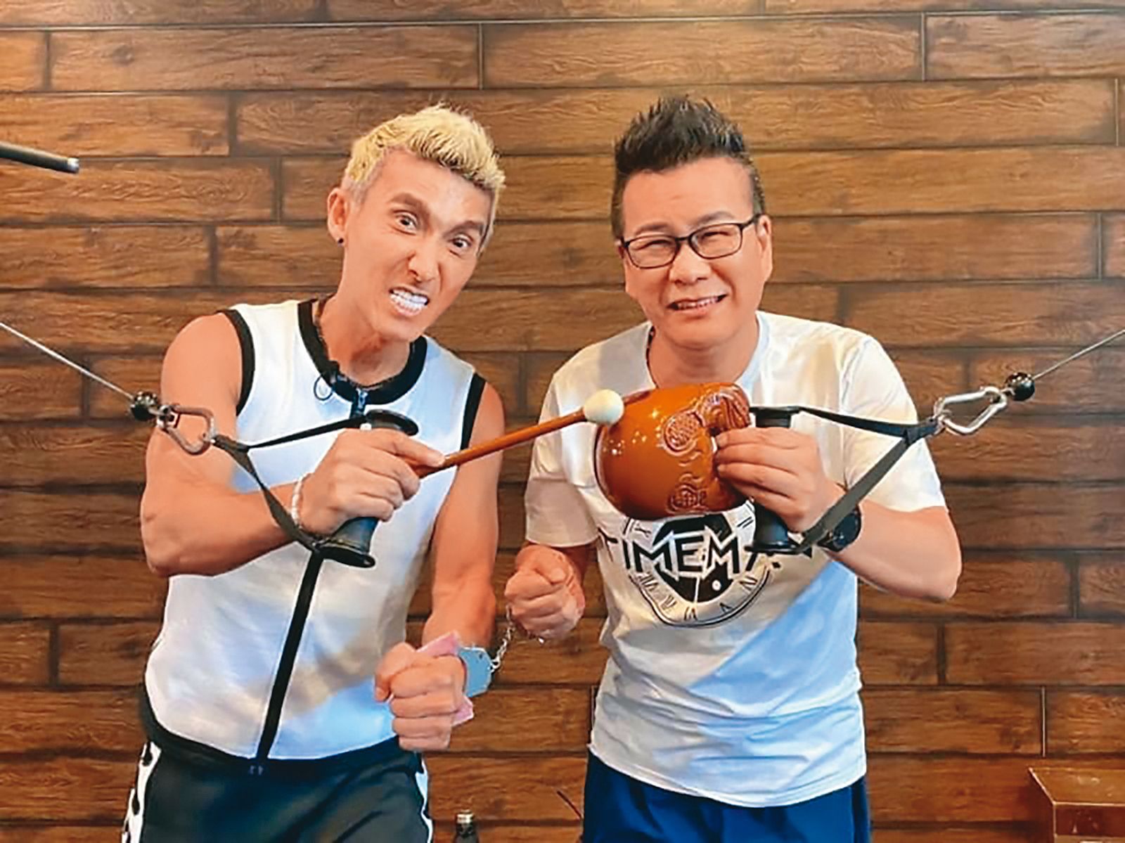 沈玉琳（右）住院期間，好友潘若迪（左）經常探視打氣。 （翻攝自沈玉琳的御琳軍臉書）