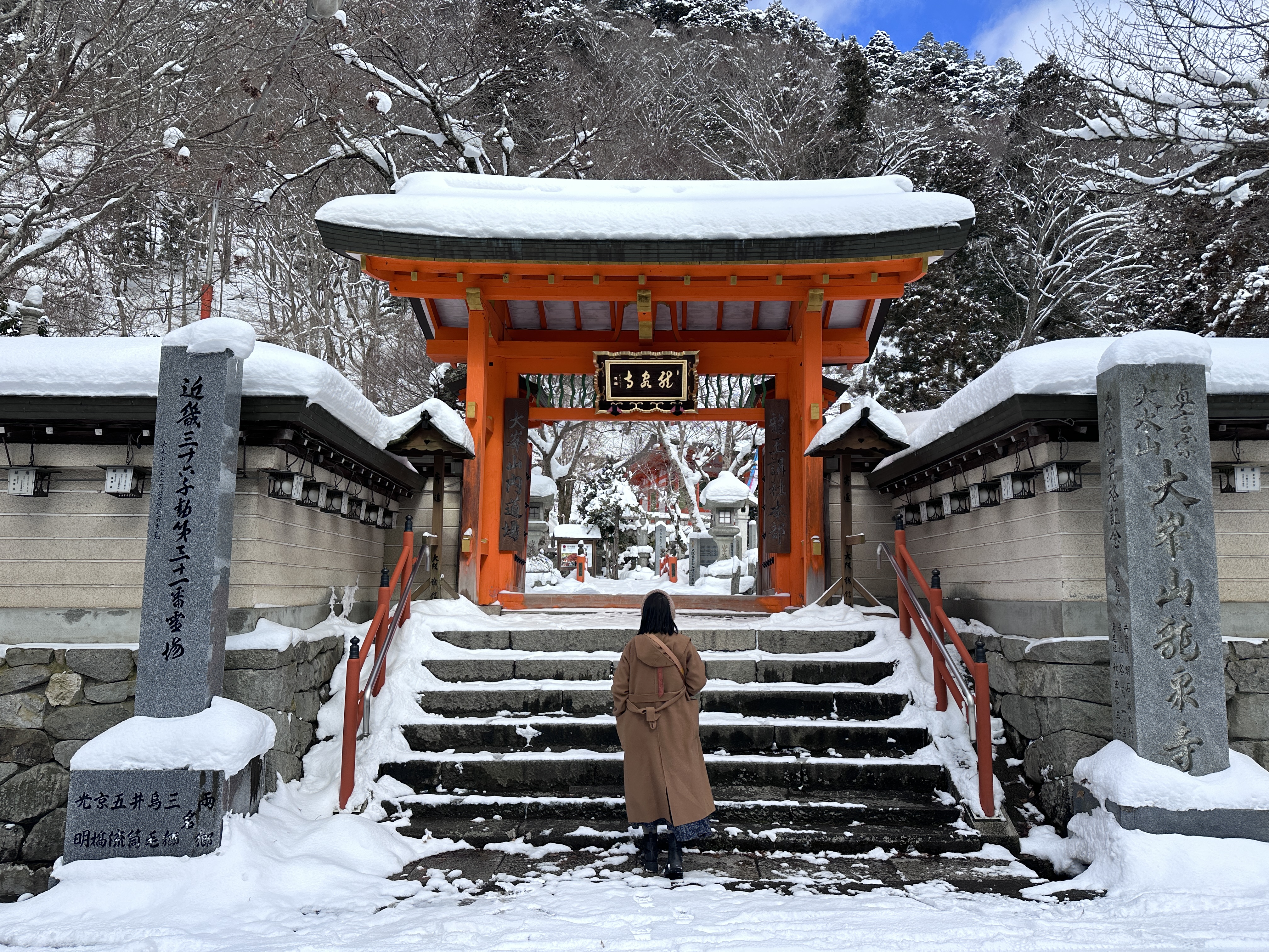 「大峯山龍泉寺」是著名的修驗道場，修行者發現一處從石間湧出的泉水，便在岸邊供奉八大龍王祈禱平安。