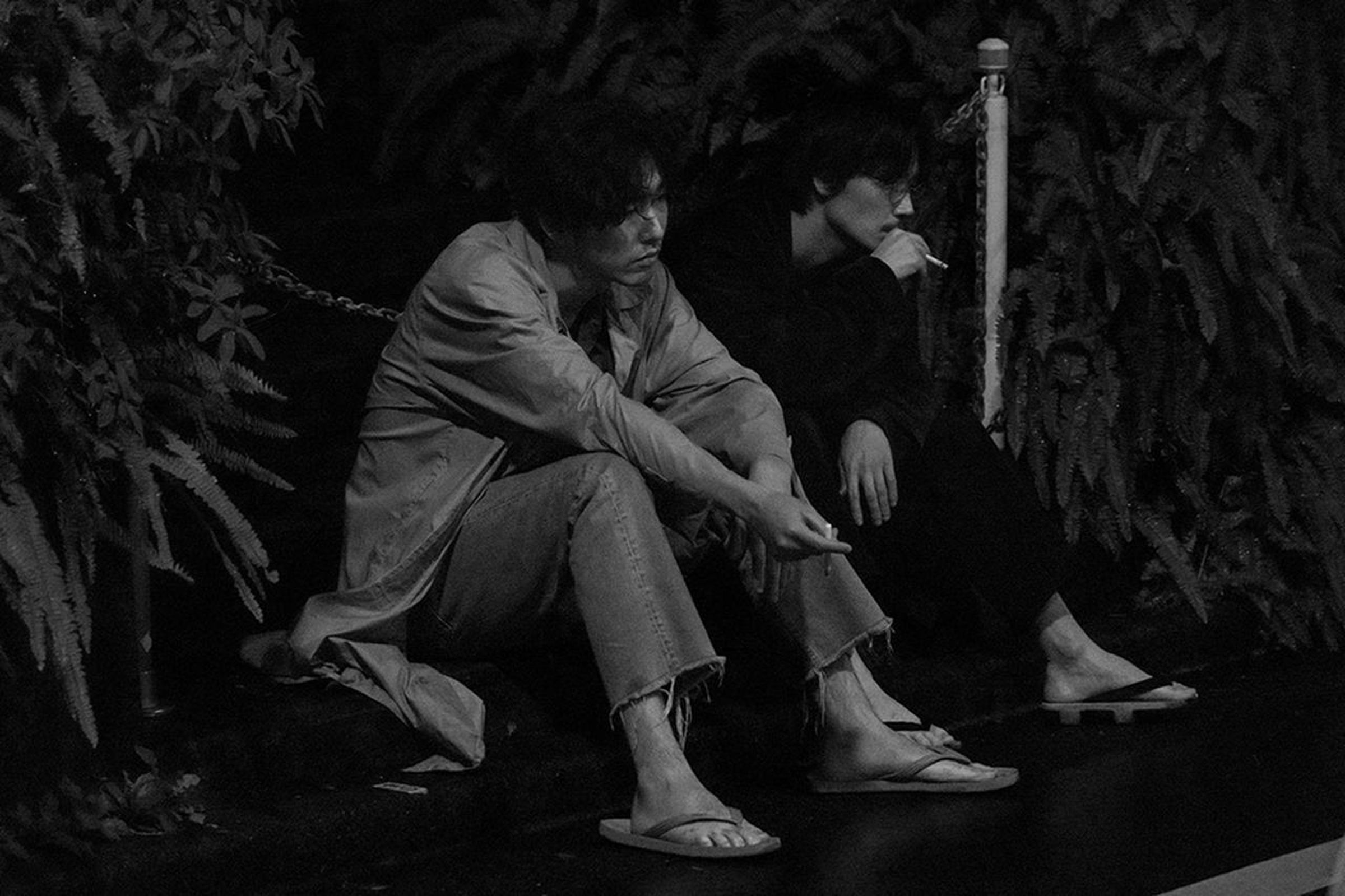 柄本佑(左)與綾野剛在電影《花腐》分別與同一個女人戀愛過,訴說自己情史才發現這個巧合。(網路圖片)