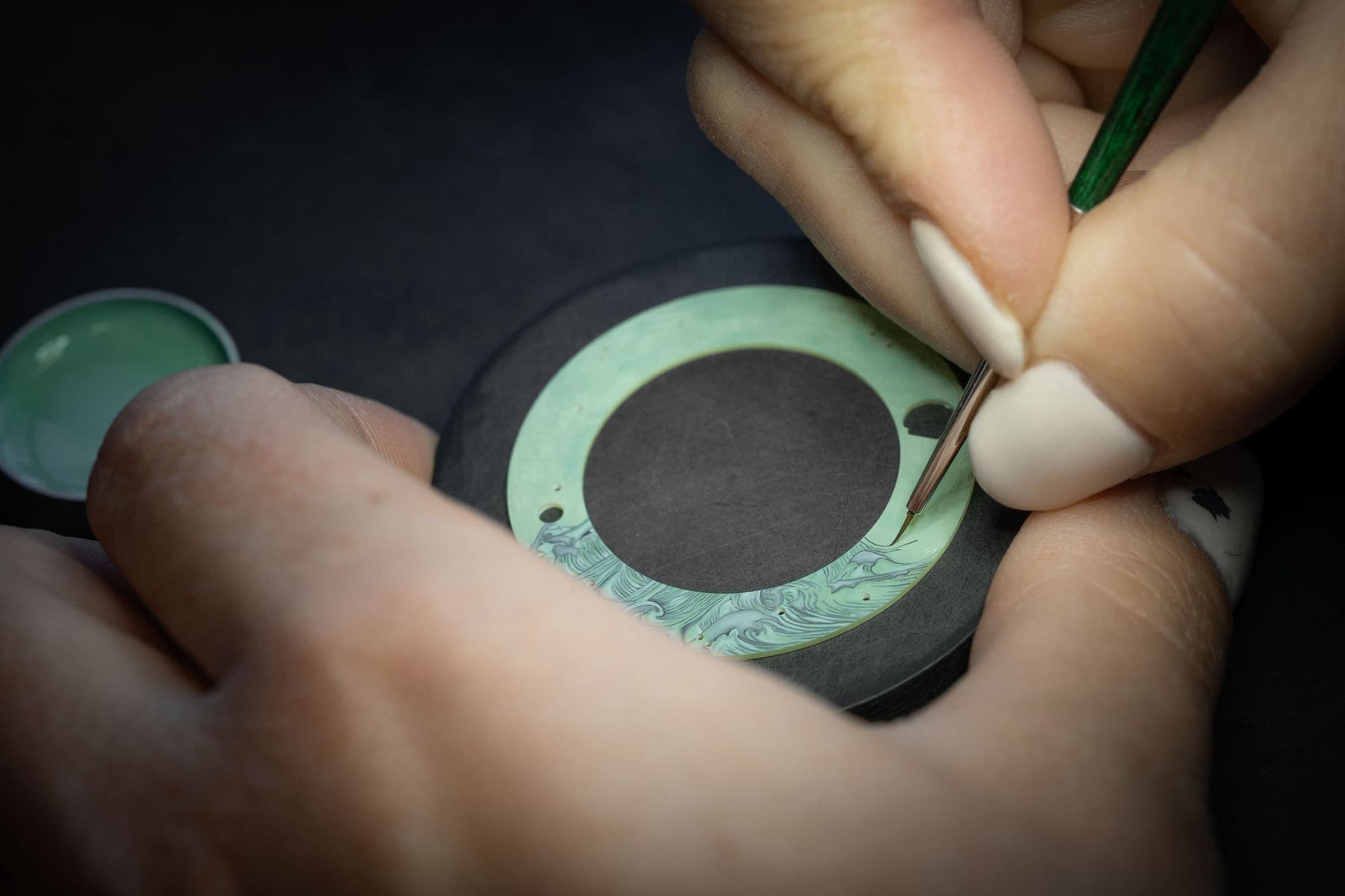 旋轉圓環上的洛水波濤是由JAQUET DROZ彩繪部門以手工微繪而成。