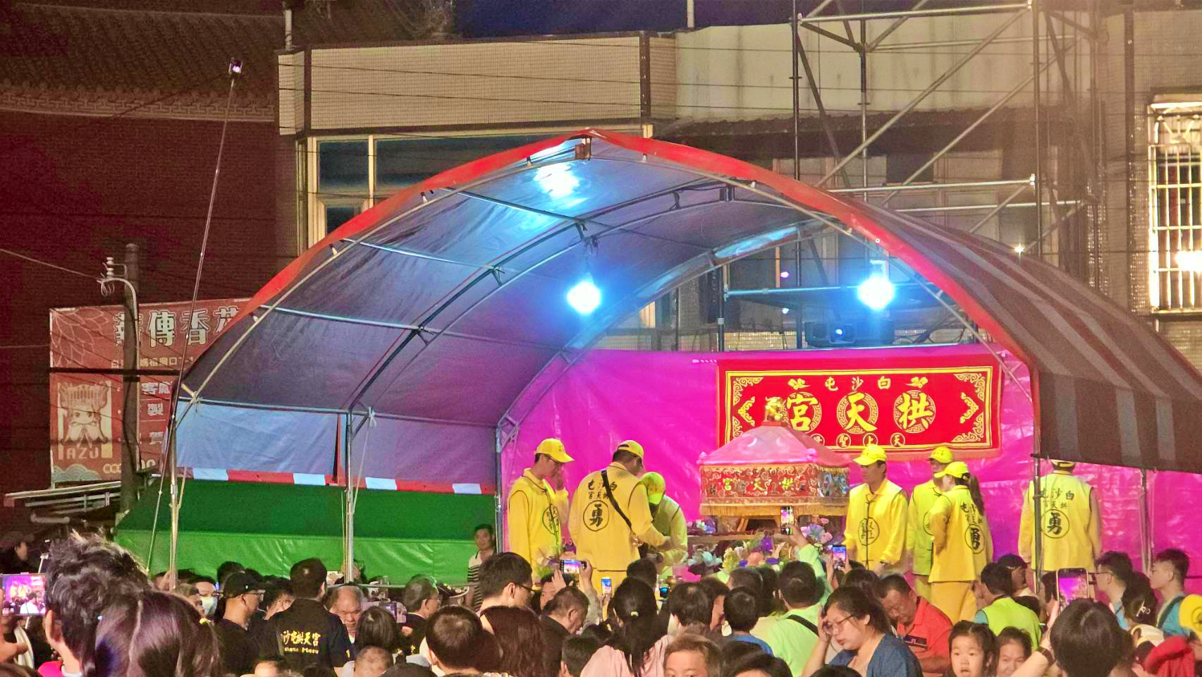 紙風車劇團表演現場特別為媽祖準備專屬看劇包廂。