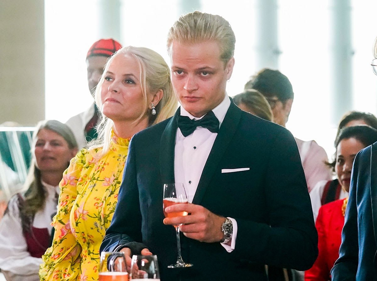 柏格荷伊比（右）是王儲妃梅特瑪莉特（左）與前夫所生之子，跟著媽媽進入王室，本身沒有王室頭銜。（翻攝X@Antirevenger）