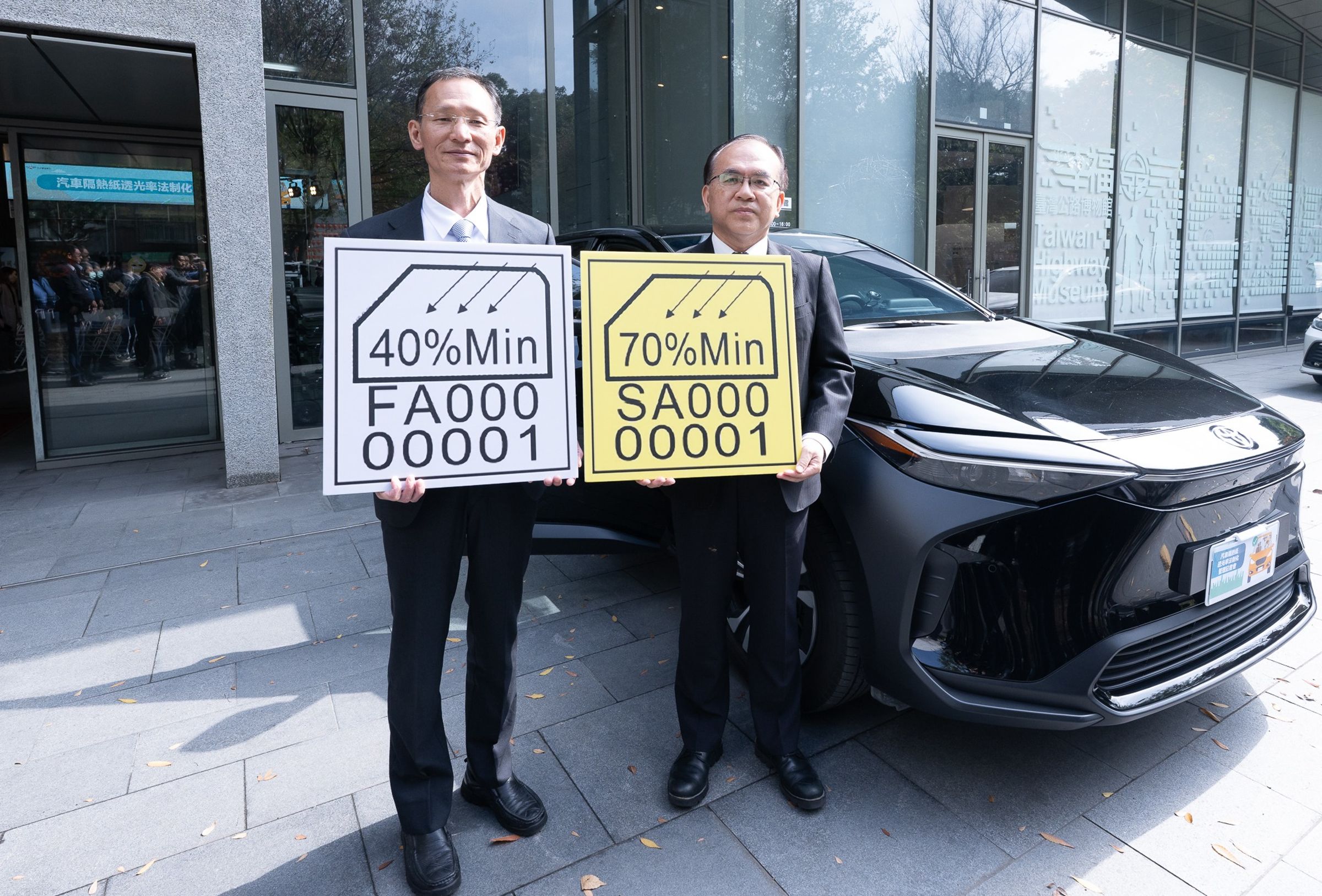 汽車隔熱紙新制228上路，新車領牌與後續定期驗車時，前擋風玻璃隔熱紙透光率須達70％以上，前側窗透光率應為40％以上。（公路局提供）