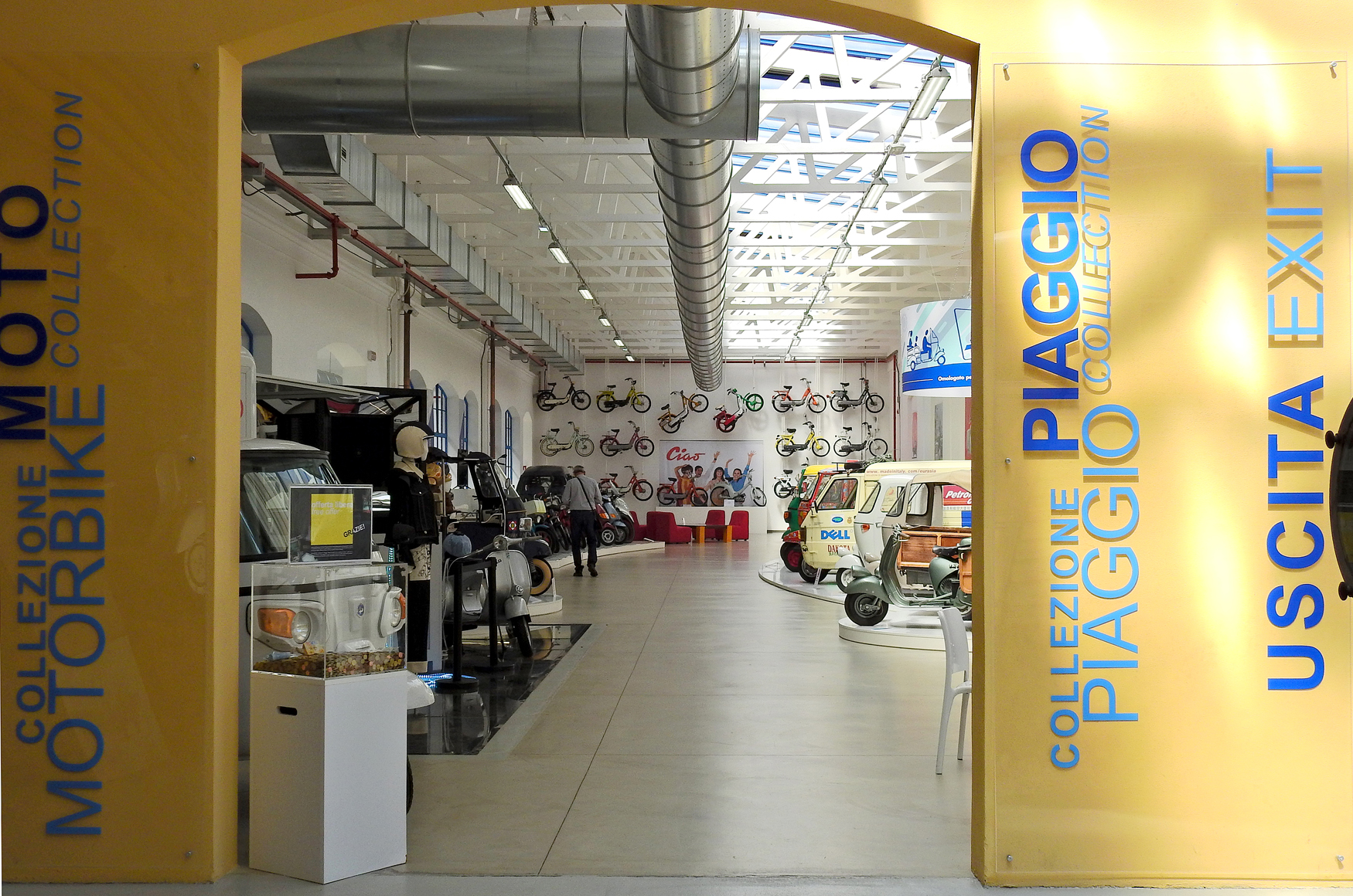 在入口處右轉的Piaggio品牌多元收藏區，還可以看到從Ape三輪貨車、Calessino載客車、到用於郵政的特殊車款。這些產品雖然不如Vespa知名，但它們在義大利人日常生活裡扮演了不可取代的角色，是務實與創意的結合。