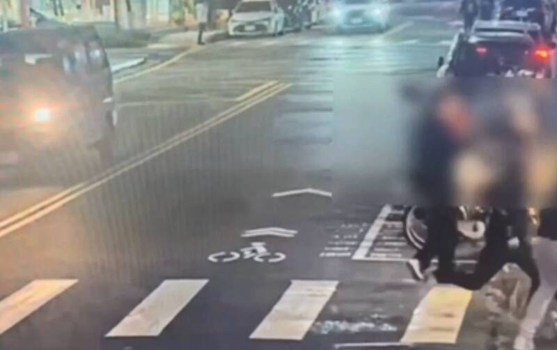 警方調閱監視器發現，超哥店內一名林姓男員工趁亂踹了Toyz一腳，目前已通知他今（22日）晚間到案說明。（翻攝畫面）