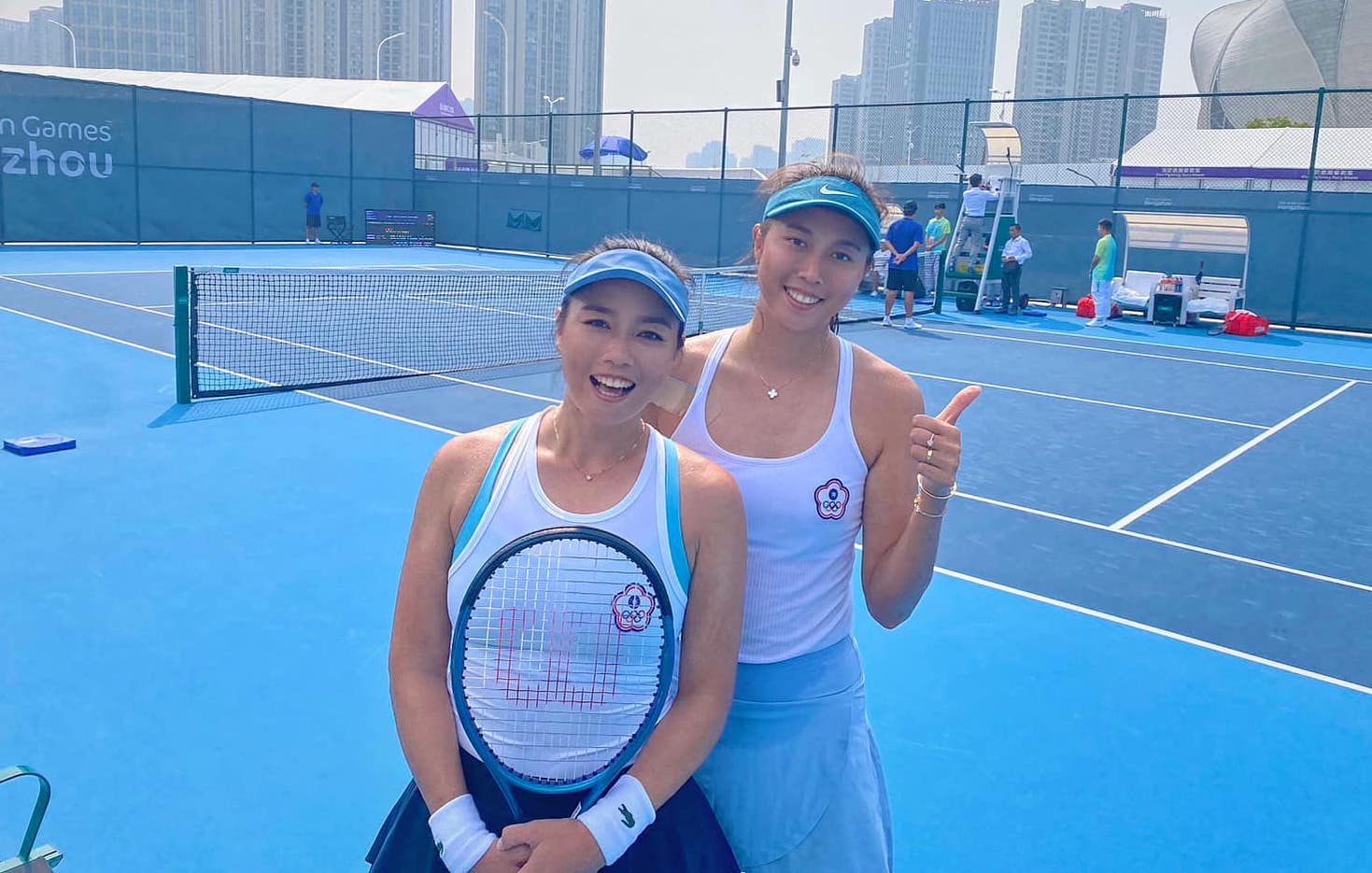 詹詠然（左）詹皓晴（右）奪下杭州亞運女雙金牌。（翻攝詹詠然臉書）