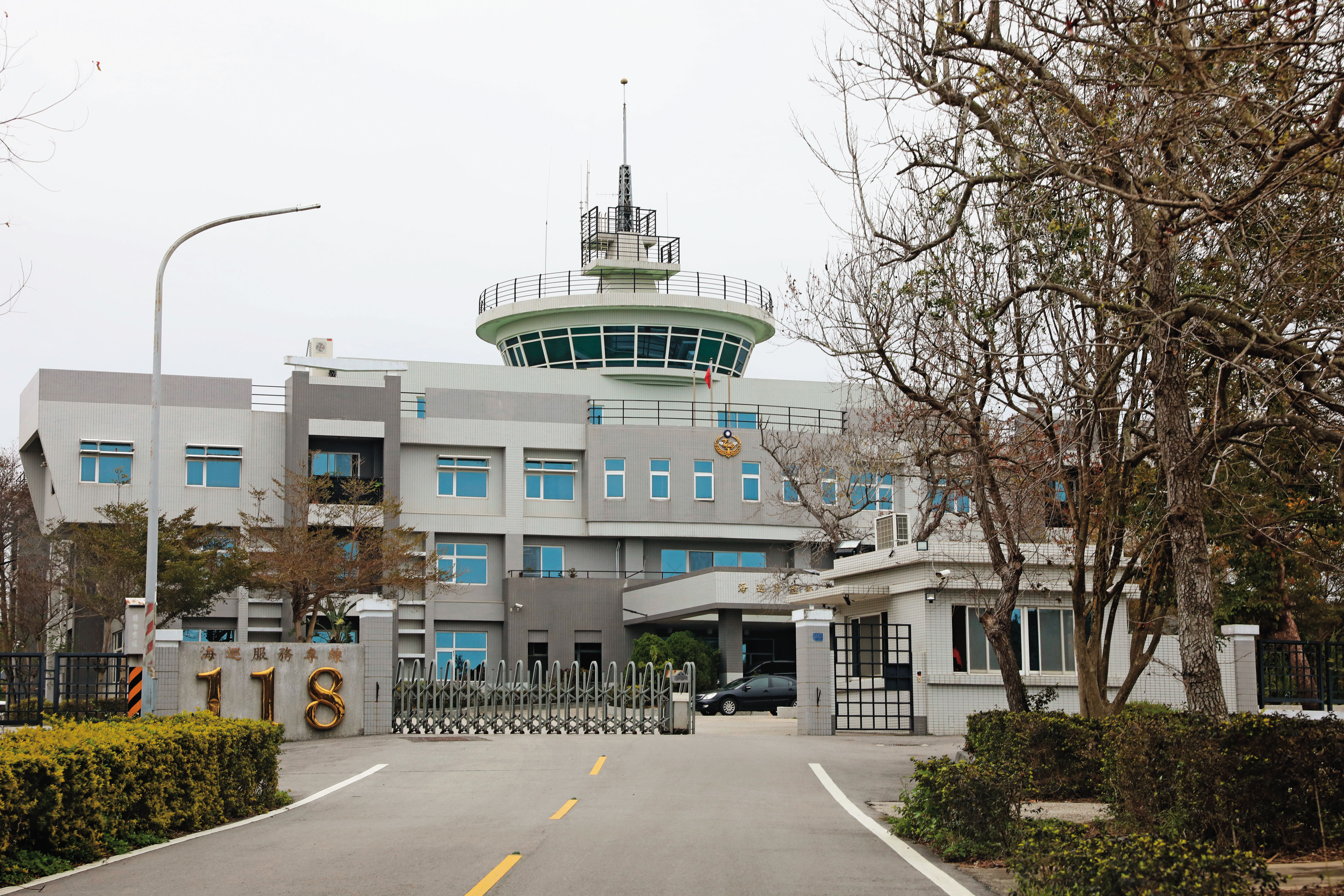 金門海巡隊事發後低調配合檢方蒐證,並將2艘出事船隻拖吊上岸,置放於其隊部中。