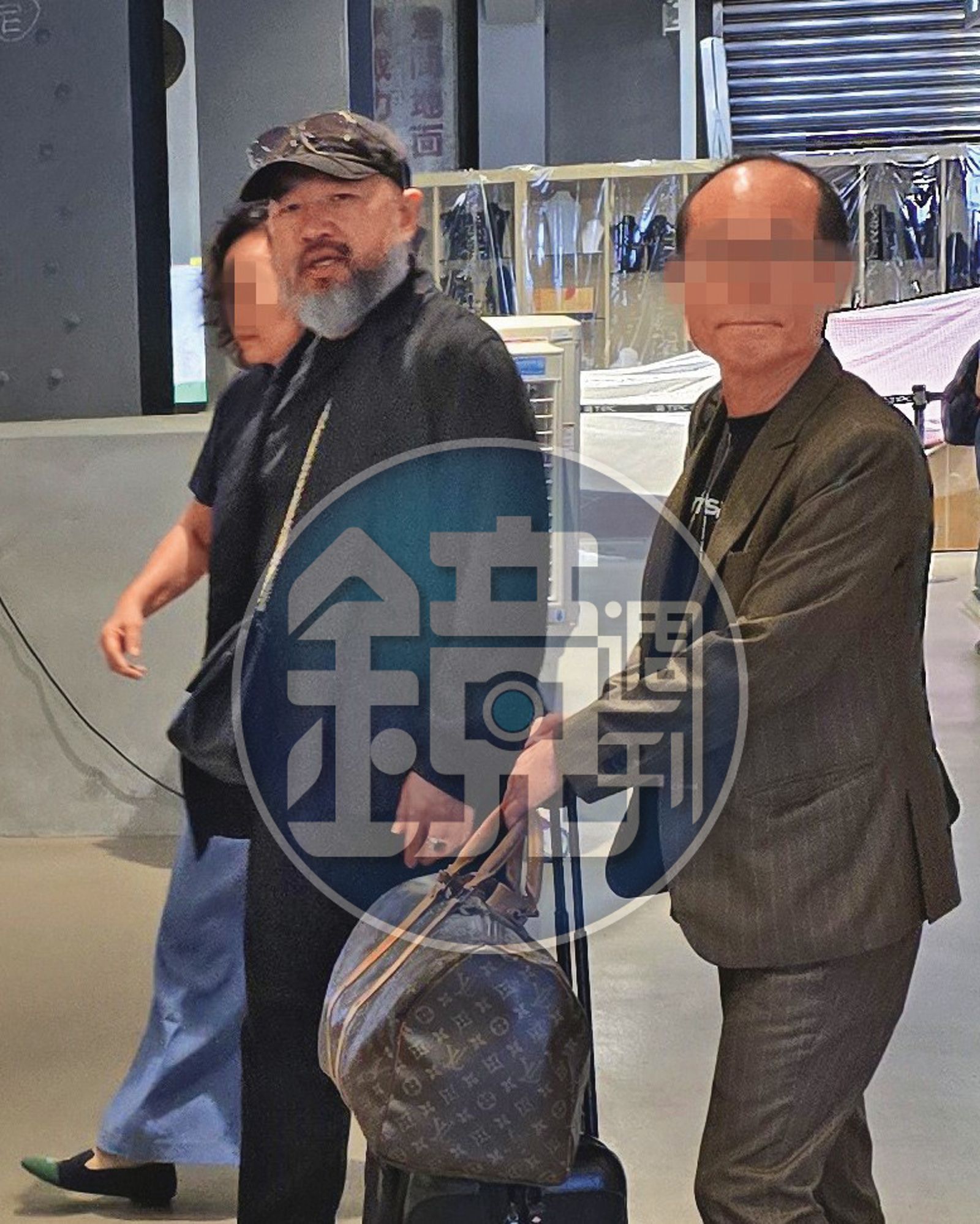 辛龍（中）出現在基隆港旅客中心，他帶女兒搭郵輪遊歷日本九州、沖繩後回到台灣