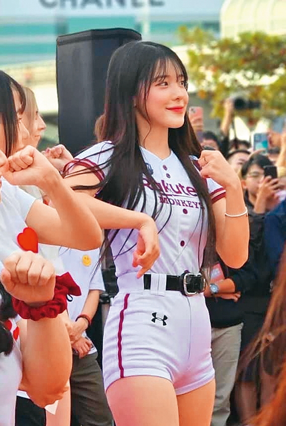 李多慧成功來台發展後,吸引不少韓籍啦啦隊想來台淘金。(翻攝自Rakuten Girls臉書)