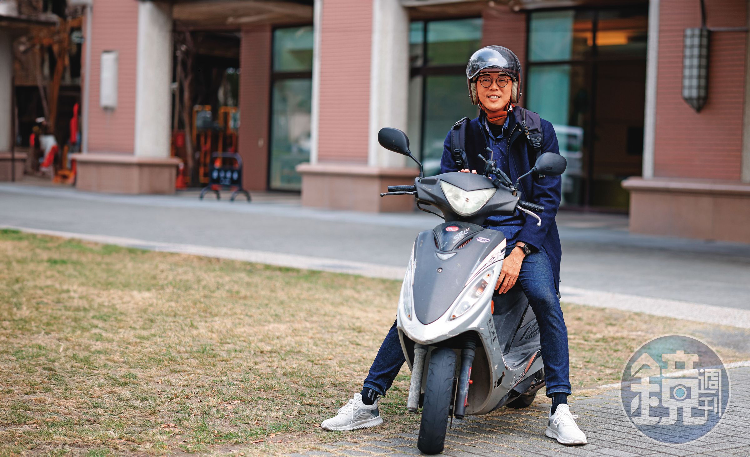 李宗霖騎著摩托車現身受訪，車身左前側貼著的「台灣獨立」貼紙，是他自己做的。