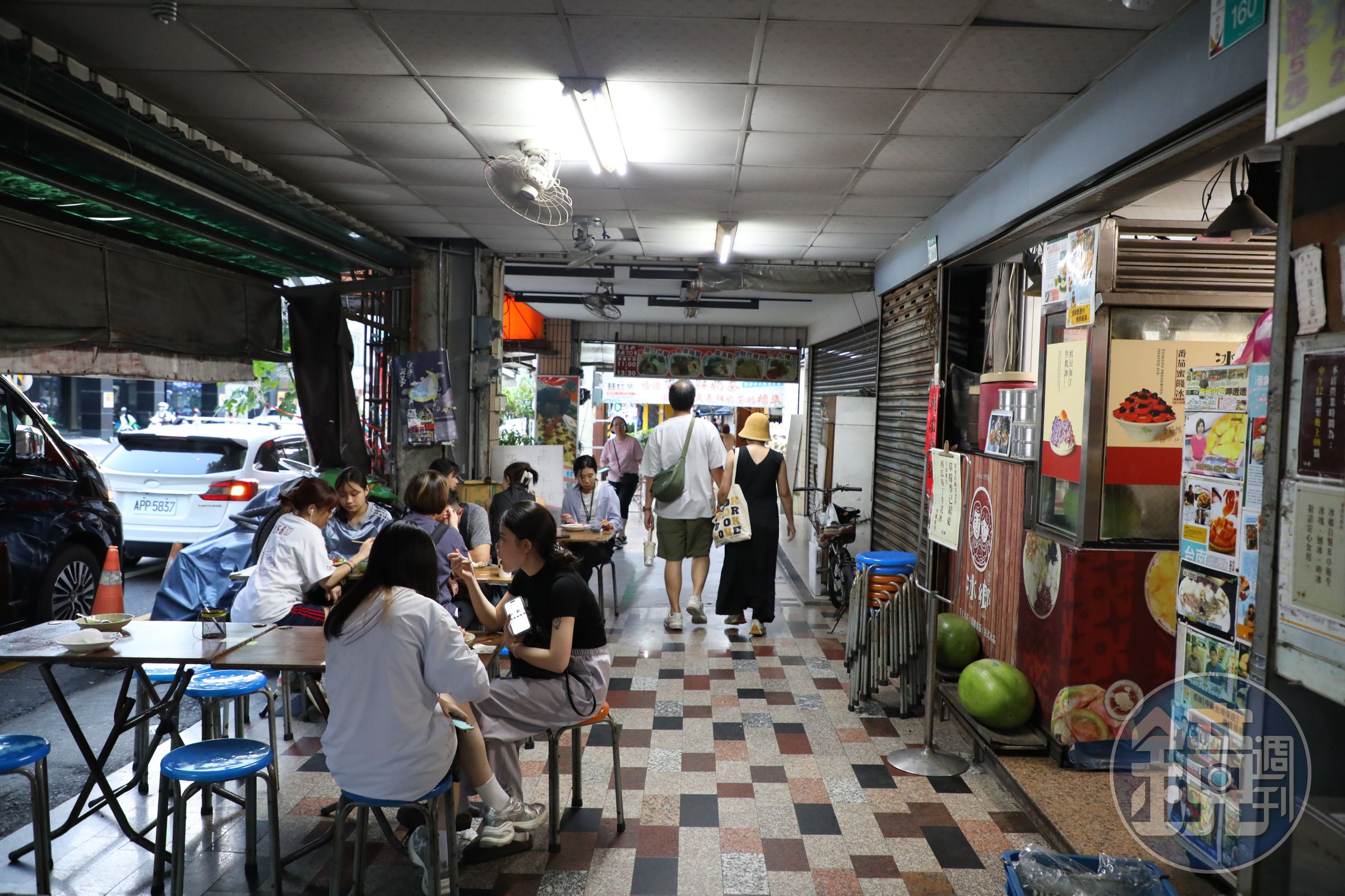 客人就坐在店前的騎樓,享用各種水果冰品。
