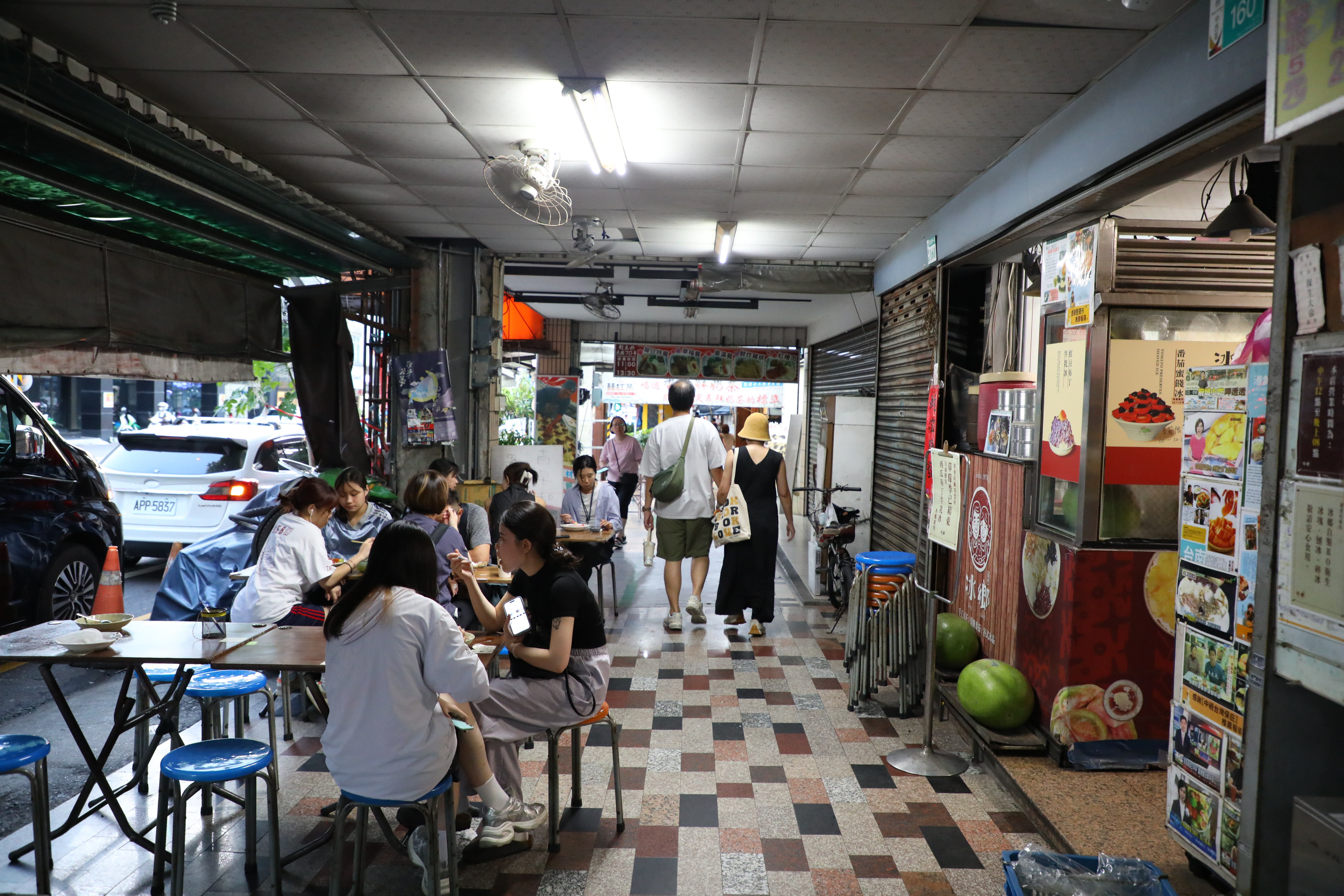 客人就坐在店前的騎樓，享用各種水果冰品。