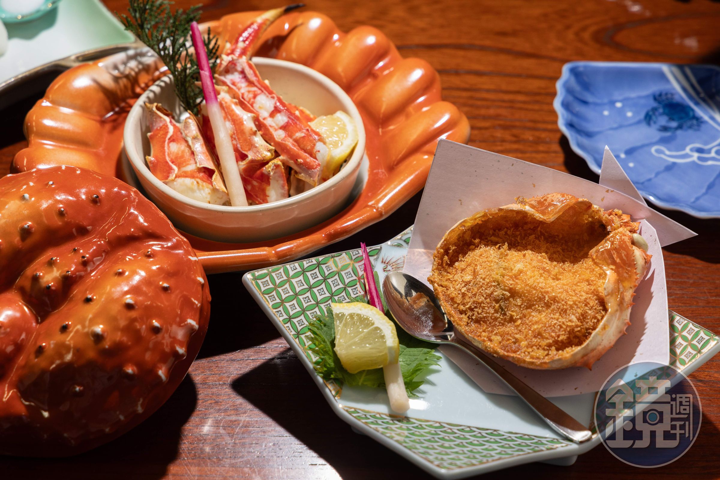 「本タラバかに宝楽焼き」（左，5,300日圓／個，約NT$1,036）使用寶樂燒連殼燒烤帝王蟹；「特撰かに甲羅揚げ」（右，1,650日圓／個，約NT$323）將蟹肉、魚漿、蝦漿混合後油炸。