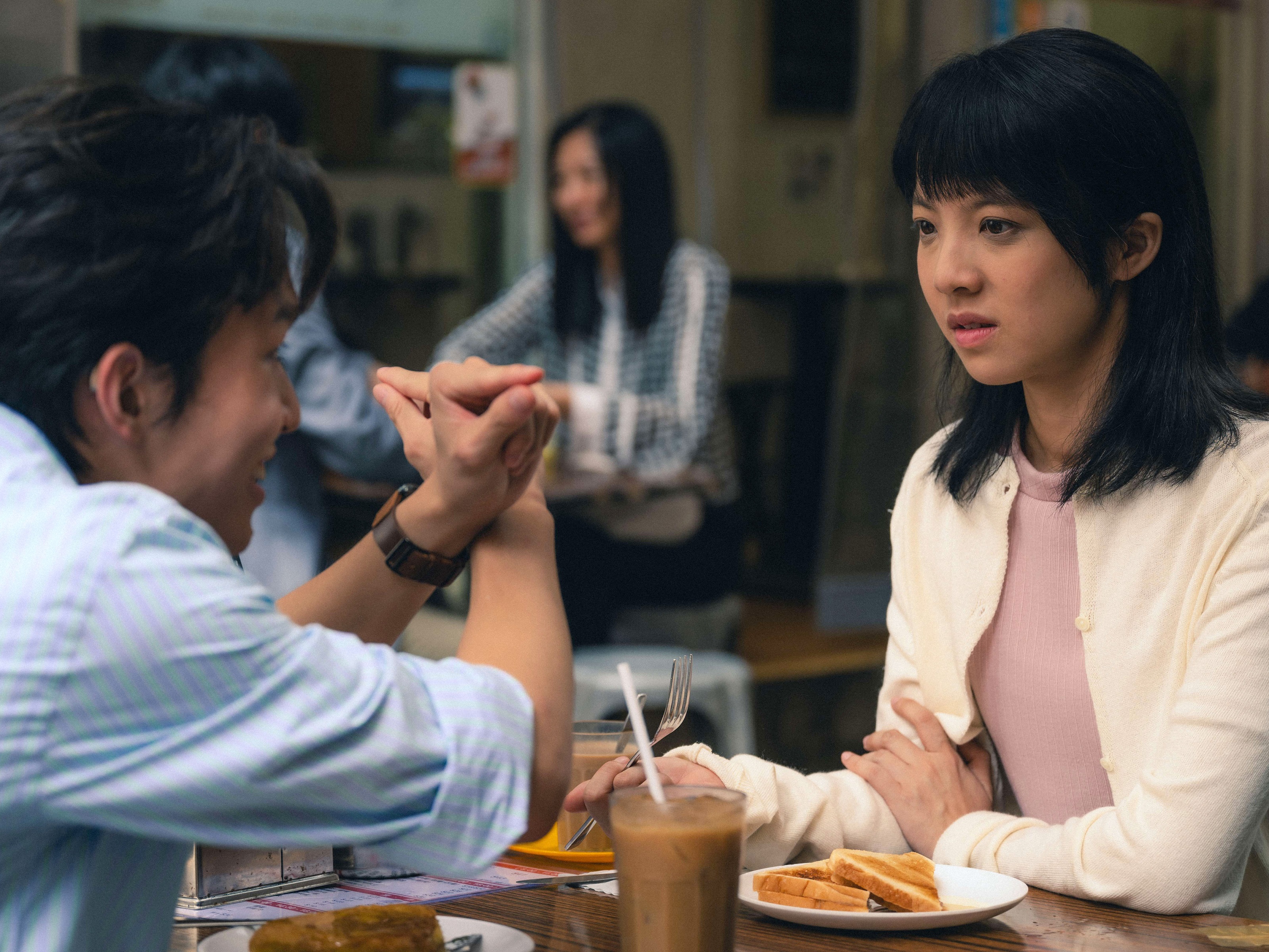 香港電影《看我今天怎麼說》裡鍾雪瑩（右）與吳祉昊對戲。（華映提供）