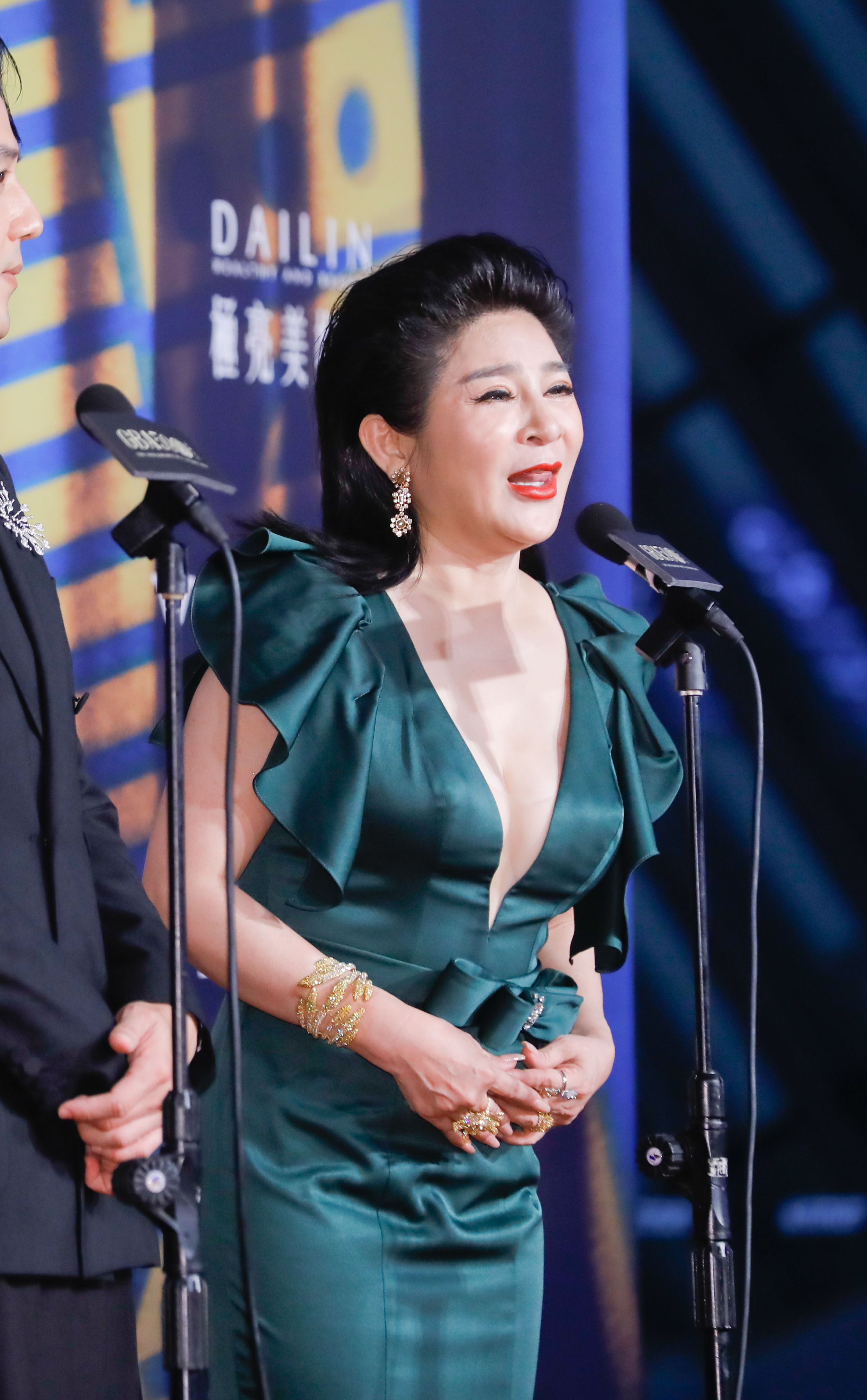 王彩樺一襲祖母綠深V爆乳禮服,34D上圍整個炸出。