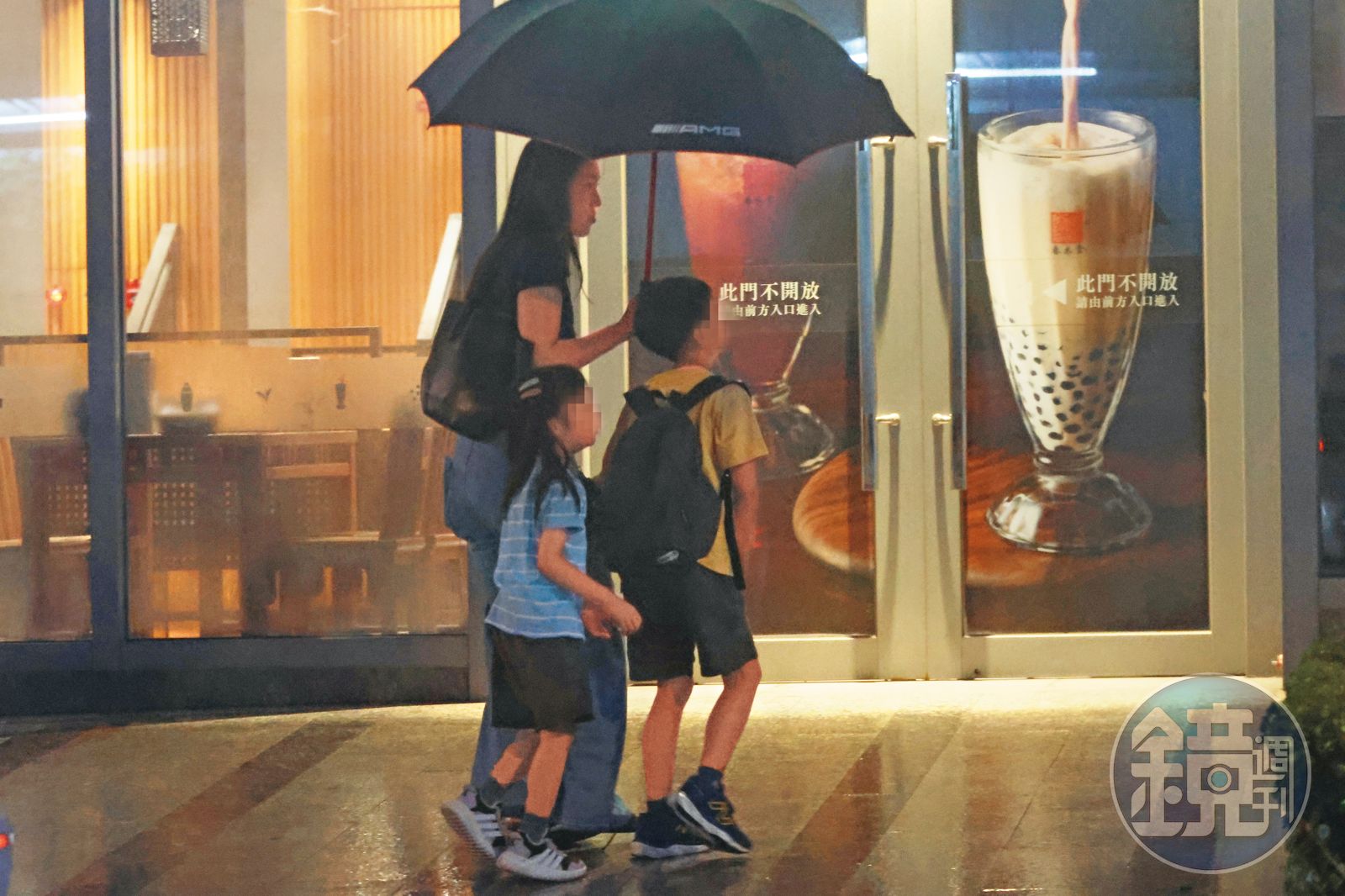 拿了藥，王棠云母子3人從三重殺到大直一間燒肉店用餐，店內已有一名男子等候