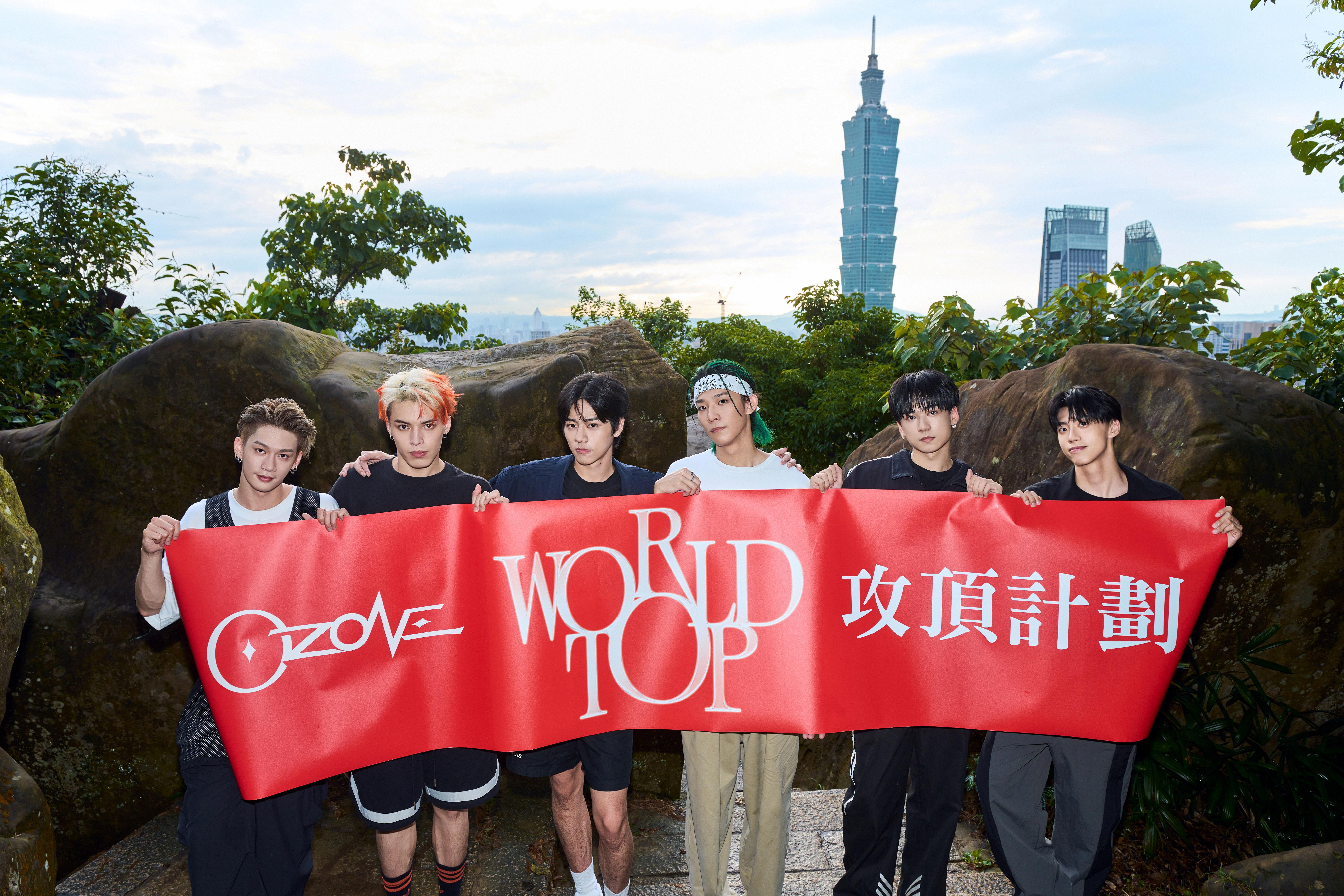 Ozone昨天利用忙碌的工作空檔，相約一起爬象山鍛鍊體能。（索尼音樂提供）