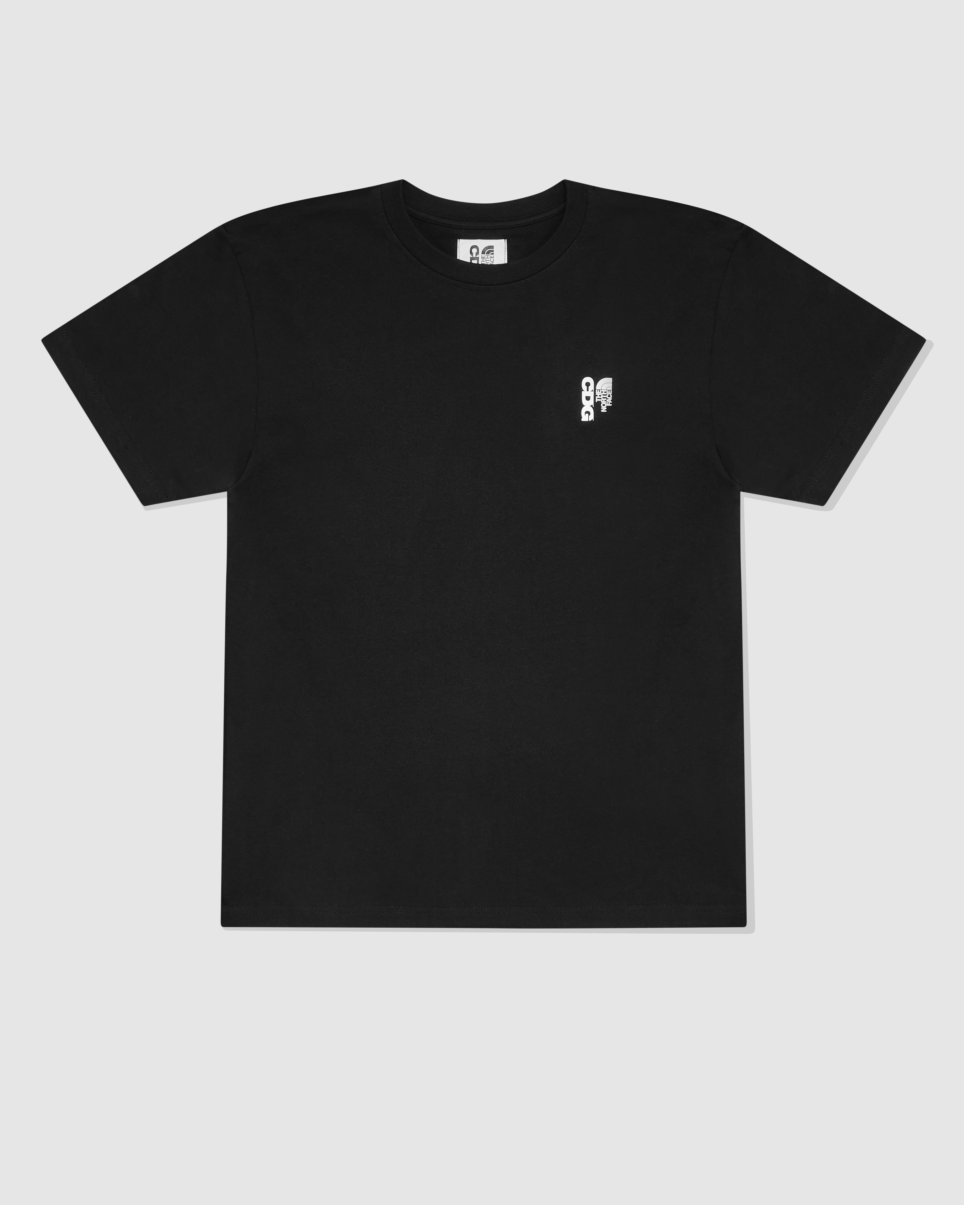 CDG x TNF秋冬聯名系列黑色短袖棉Ｔ。NT$2,880（喜事集團提供）