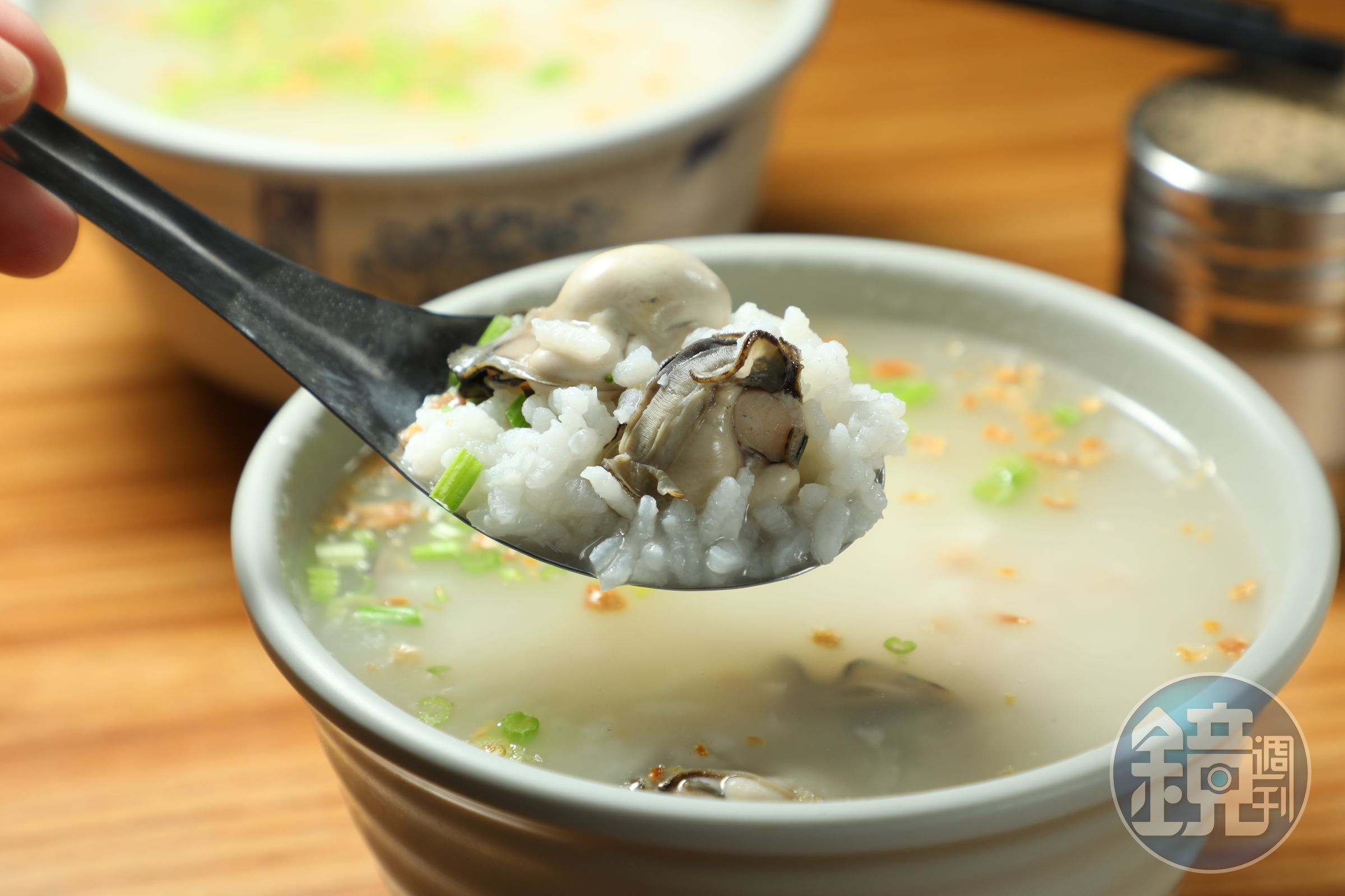 「蚵仔粥」裡的蚵仔永遠大顆又飽滿,鮮度100分。(80元/碗)