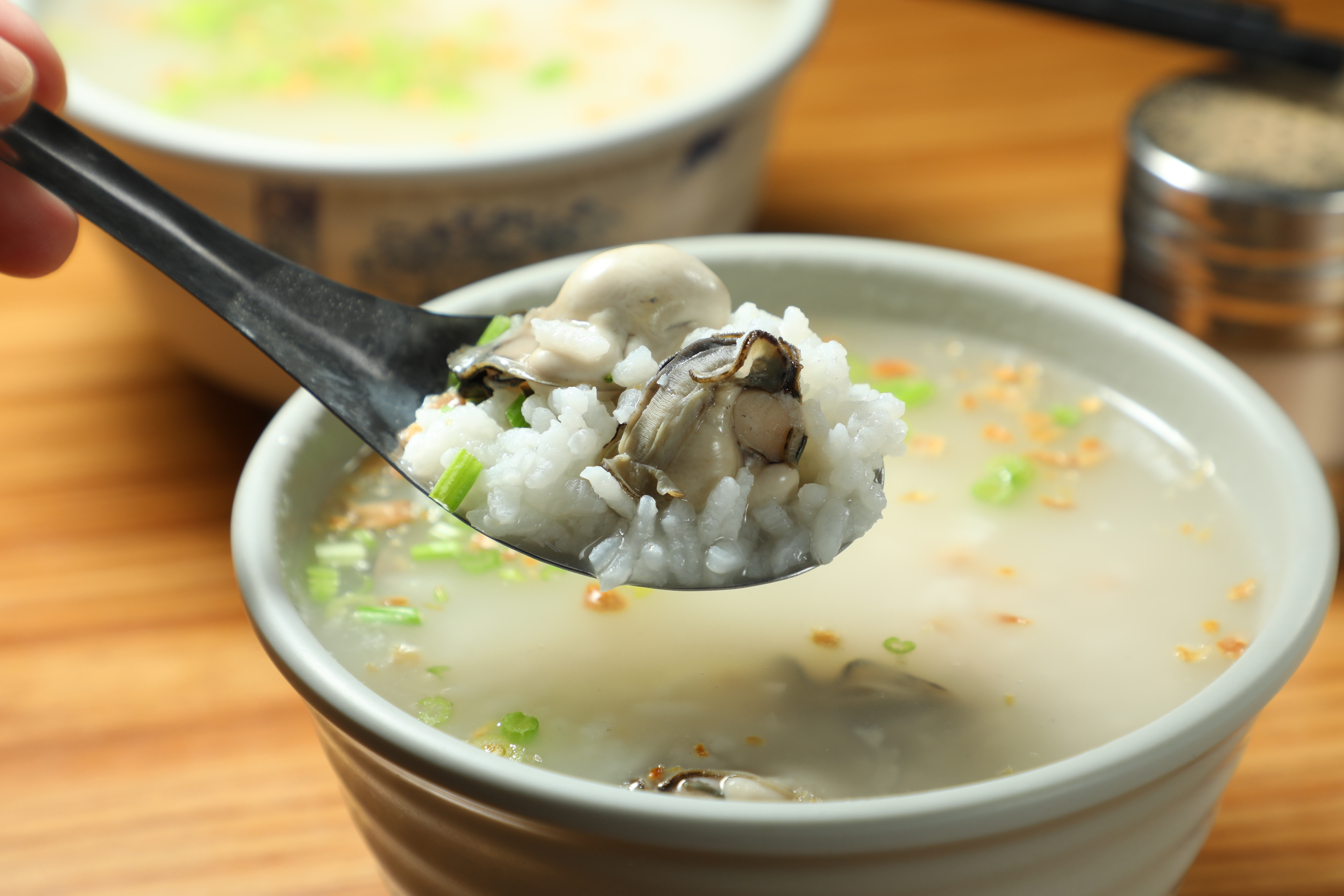 「蚵仔粥」裡的蚵仔永遠大顆又飽滿，鮮度100分。（80元／碗）