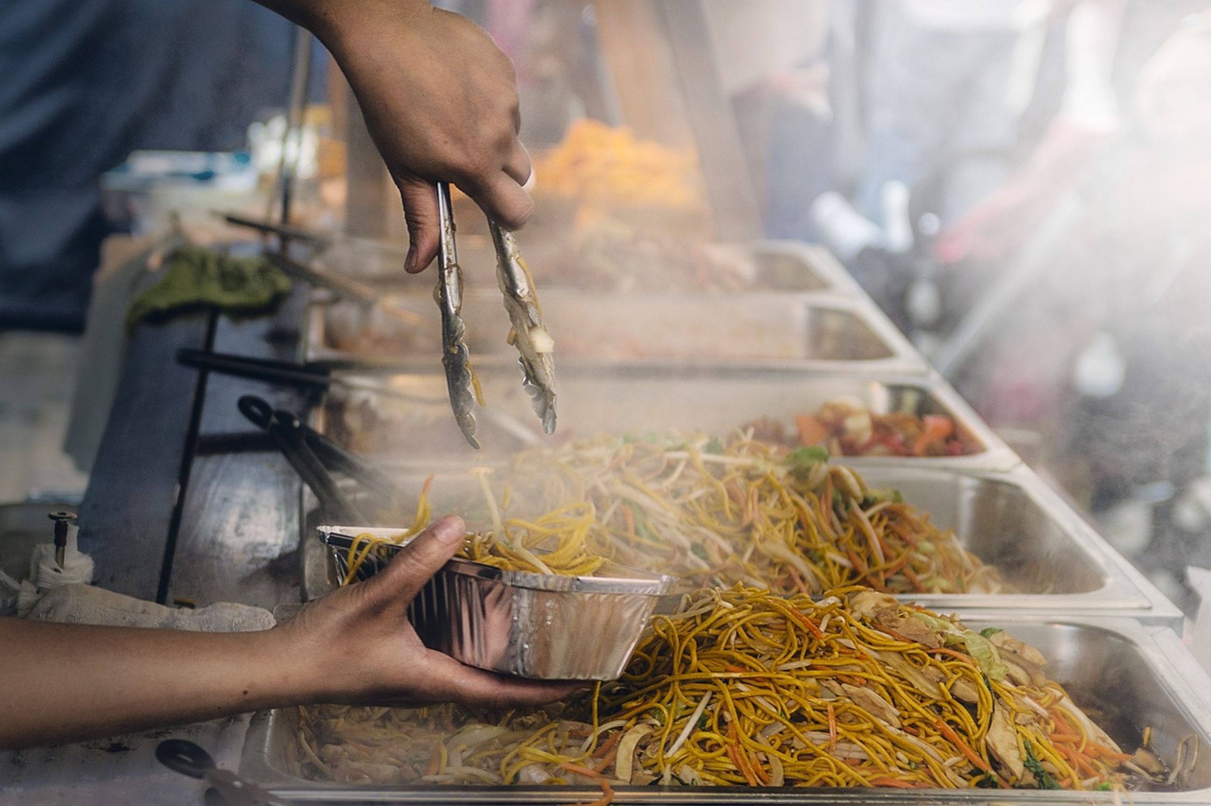 泰國一家日式餐廳舉辦無限時吃到飽活動,沒想到一名常客竟吃超過10小時,讓人感到傻眼。(示意圖,pixabay)