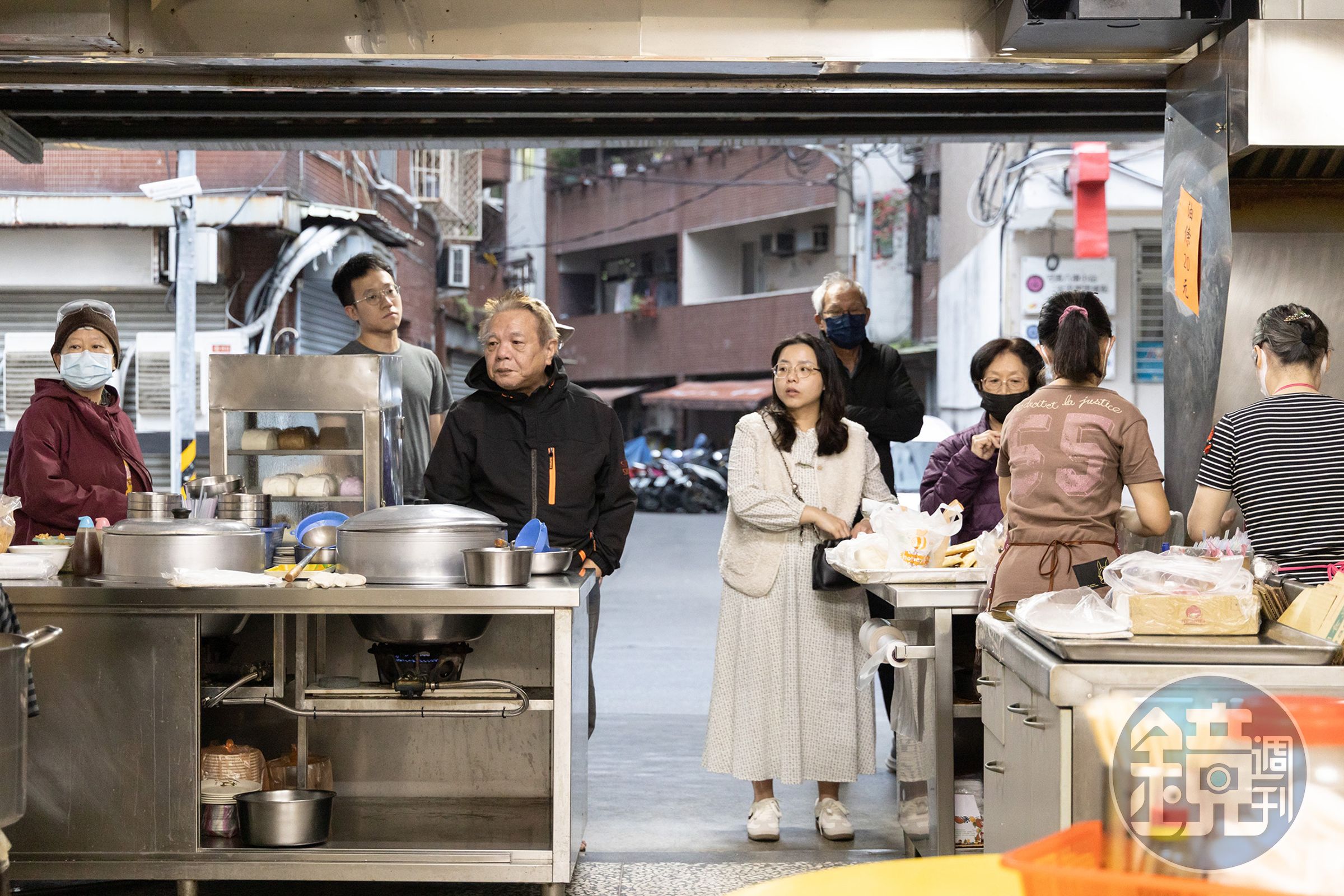 清晨6點,已有許多當地居民等著帶走「吉利街手工蛋餅」的早餐到辦公室享用。