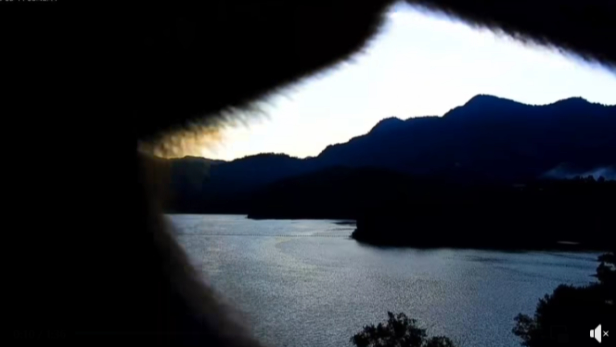 曾文水庫攝影機被野生獼猴「巴頭」，畫面從湖景秒變地板。（翻攝自臉書@西拉雅國家風景區管理處）