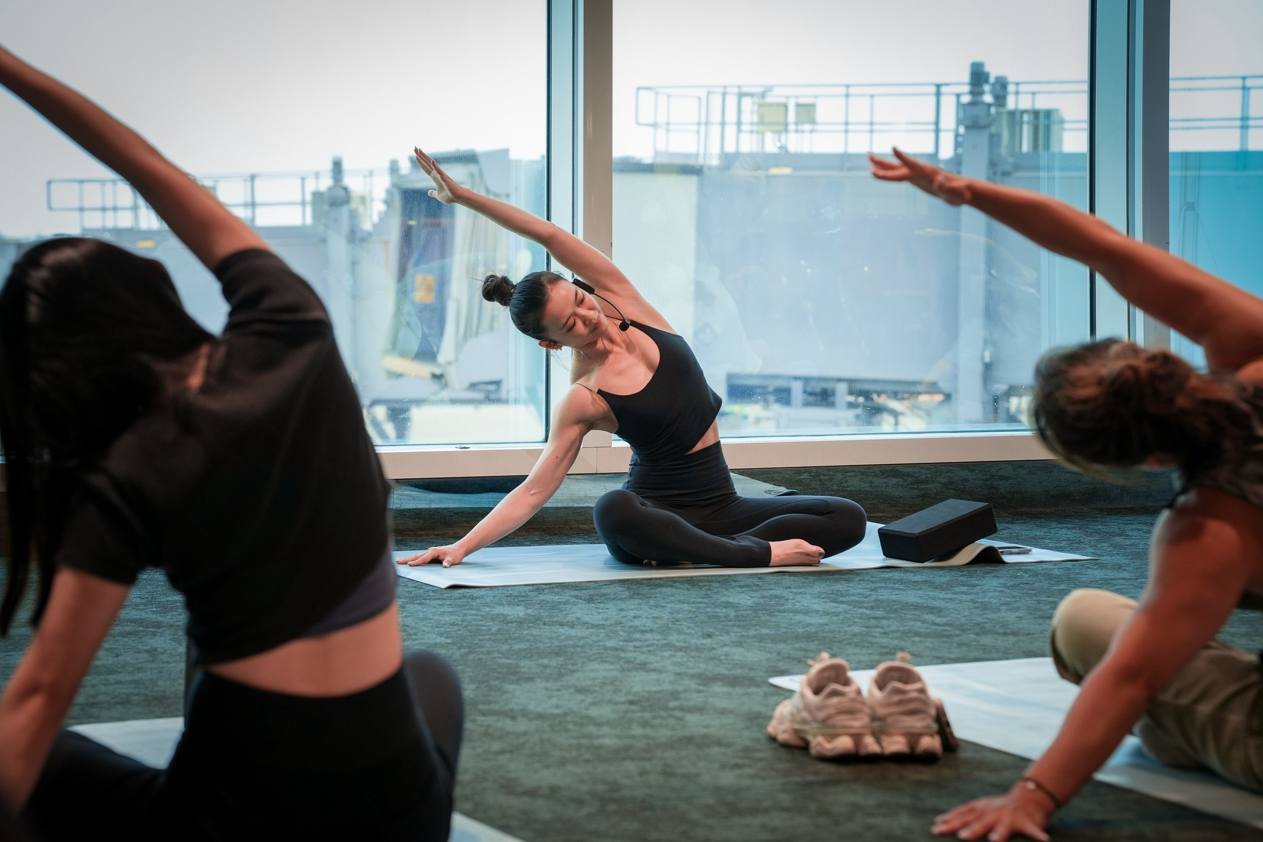 星宇航空攜手加拿大專業運動服飾品牌 lululemon，邀請品牌大使親臨現場，候機室帶領旅客展開瑜伽體驗。（星宇航空提供）