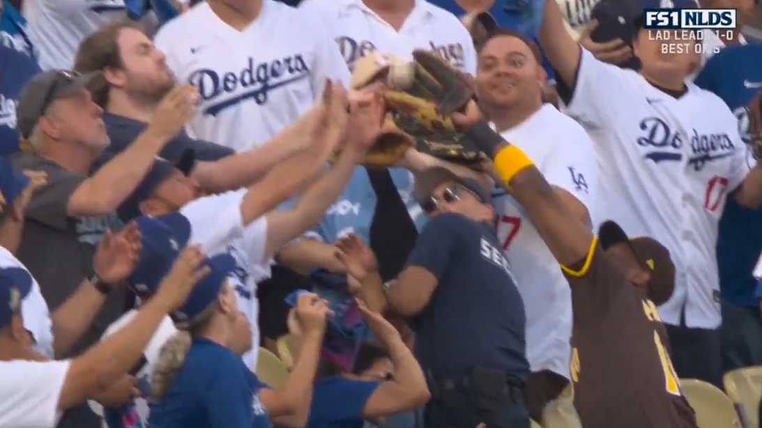 貝茲擊出一記長遠的左外野飛球，有機會形成全壘打，沒想到竟被普洛法接殺。（翻攝自X @Padres）