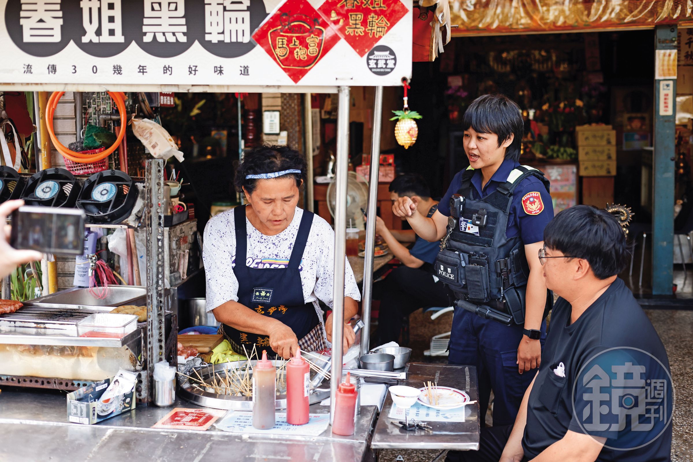連培孜(中)平時巡邏跟民眾聊天會藉機宣導防詐,提醒他們要注意新的詐騙手法。